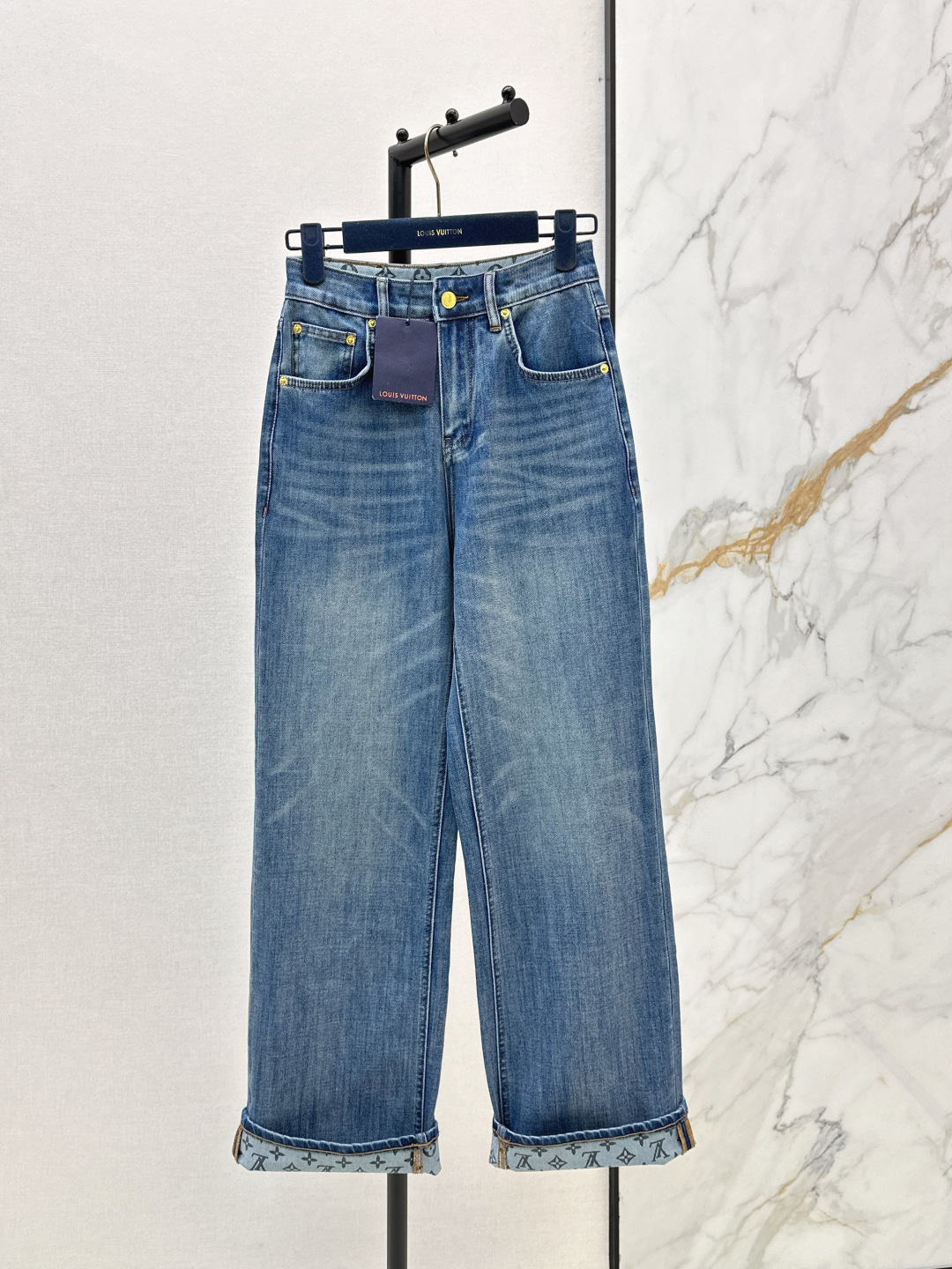 NO:800001,L's 26Ss - the latest straight-leg jeans for early spring. The whole piece is three-dimensional. It is all-round and exquisite to be worn by celebrities. The upper body is super covered and the legs are slim. It is a great item to match. It is simple. It can be worn with a refreshing and fashionable sense of high-end. It is elegant and fashionable in daily life. It is very versatile. The color is very good-looking. The fabric is high-end and textured. A must-have for dates and shopping. One color ready for sale smlxlxxl,, louis vuitton, jeans,19860909L家 26Ss————早春最新款直筒牛仔裤 整件立体剪裁 全方位精致做明星穿搭 上身超级遮肉显瘦 超拉腿部比例 巨好搭配的单品 简简单单 穿出清爽时髦的高级感 日常优雅又时髦巨百搭 颜色很好看 面料高级又有质感 约会逛街必备 一色现货发售smlxlxxl,,louis vuitton,jeans,,Women's clothing