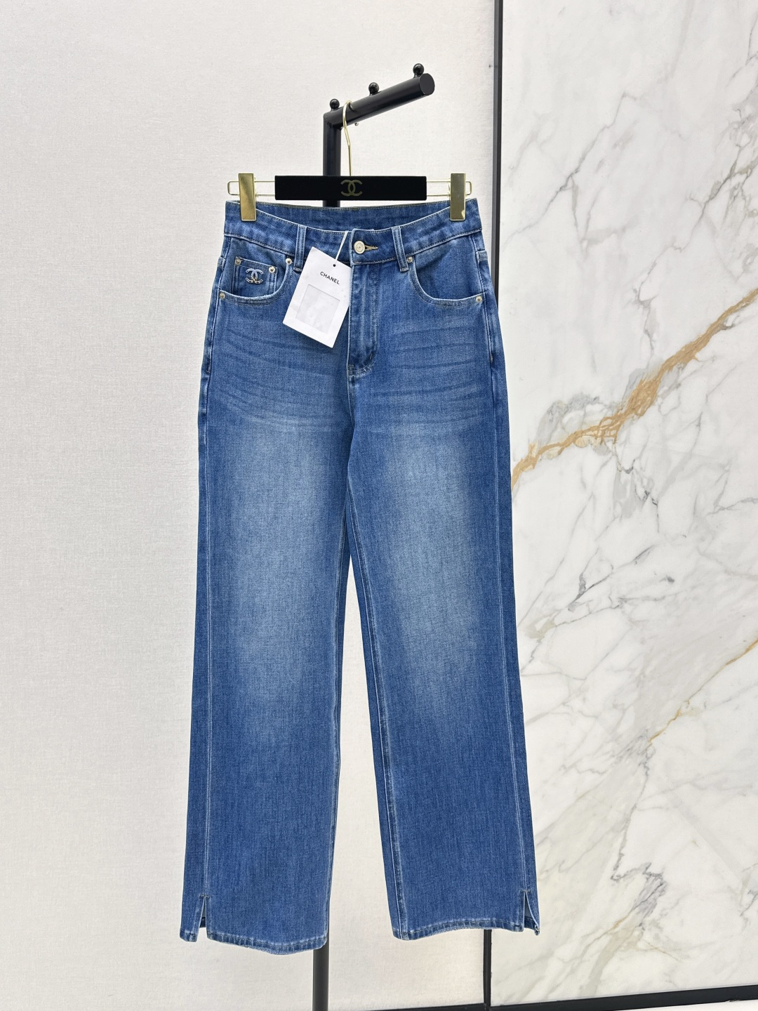 NO:799995,C's 26Ss - the latest straight-leg jeans for early spring. The whole piece is three-dimensional. It is all-around exquisite and can be worn by celebrities. The upper body is super covered and slimming. The proportion of the legs is super stretched. It is a great item to match. It is simple and refreshing. It has a refreshing and fashionable sense of high-end. It is elegant and fashionable in daily life. It is very versatile. The color is very good-looking. The fabric is high-end and texture. A must-have for dates and shopping. One color ready for sale sml,,chanel,jeans,19860909C家 26Ss————早春最新款直筒牛仔裤 整件立体剪裁 全方位精致做明星穿搭 上身超级遮肉显瘦 超拉腿部比例 巨好搭配的单品 简简单单 穿出清爽时髦的高级感 日常优雅又时髦巨百搭 颜色很好看 面料高级又有质感 约会逛街必备 一色现货发售sml,,chanel,jeans,,Women's clothing
