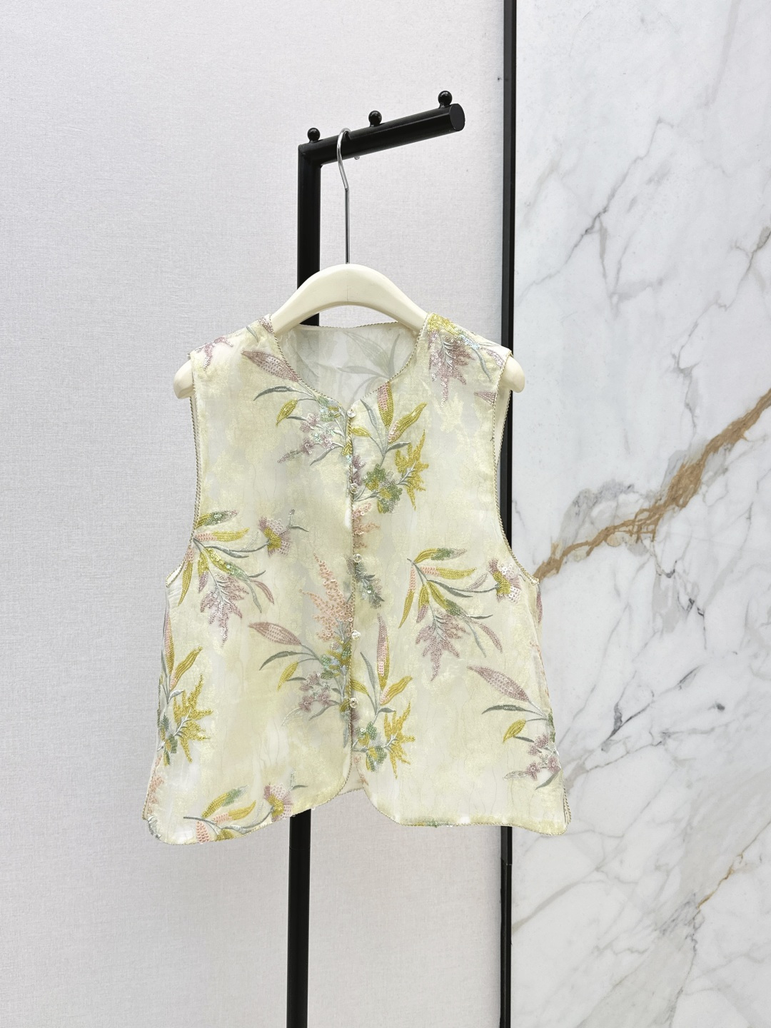 NO:799989,Rich and Charming Series 26Ss————The latest new Chinese-style Chinese-style vest for spring and summer. Proper elegance and high-end. Very heavy-duty embroidered floral patterns. Own calm nobility. It combines oriental aesthetics. A dignified and generous feeling. The classic version is not picky.19860909富贵迷人系列 26Ss————春夏最新款新中式国风马甲 妥妥的优雅和高级 非常重工的刺绣花卉图案 自有的冷静贵气 集合了东方的美学 端庄大方的感觉 经典版型不挑人 H剪裁箱型适合各种身材 一色现货发售smlxl,,,Women's clothing