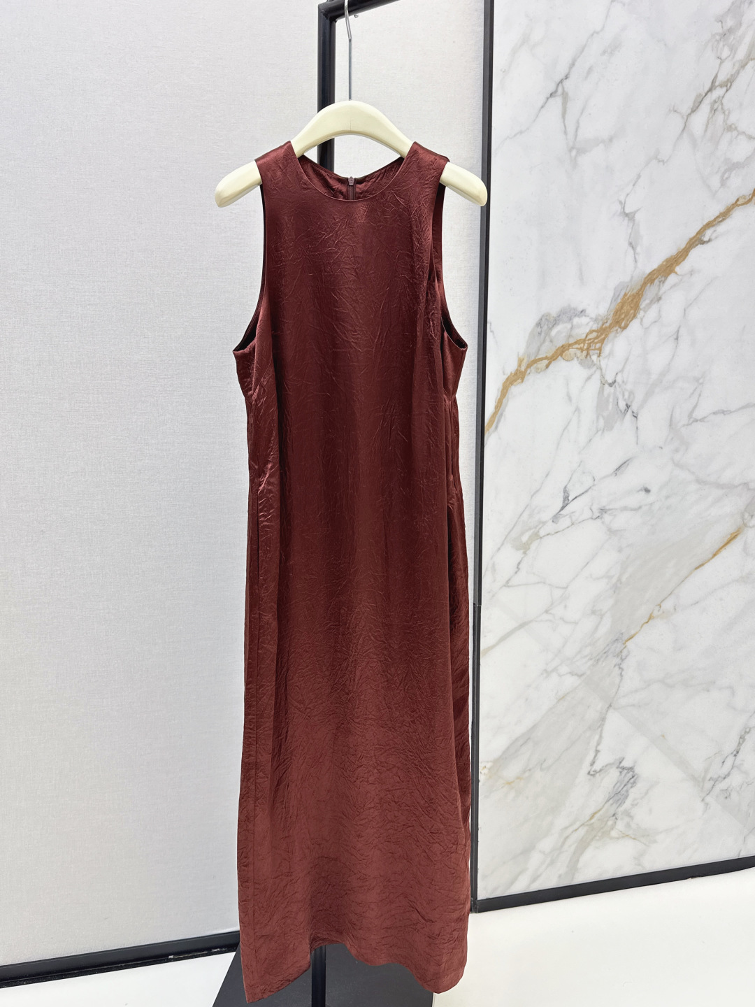 NO:799986,Fashionable design 26Ss————The latest minimalist retro French-style halterneck round neck sleeveless long dress for spring and summer. It is low-key and elegant with high-quality pleated acetic acid as the core. The straight slightly A-line long version is loose and not close to the body. It visually elongates the body shape, making it look taller and slimmer. An atmospheric skirt that is suitable for many scenes. It has both a lazy vacation style and a light and sophisticated commuting temperament. The upper body has a sense of nobility and luxury. Two colors are available for sale sml,,skirts,19860909时髦设计 26Ss————春夏最新款极简复古法式风挂脖圆领无袖长款连衣裙 以高级感褶皱醋酸为核心低调显贵 直筒微A字长款版型宽松不贴身 视觉上拉长身形显高显瘦 多场景适配的氛围感神裙 兼具慵懒度假风与轻熟通勤气质 上身自带贵气与高级感 两色现货发售sml,,skirts,,Women's clothing