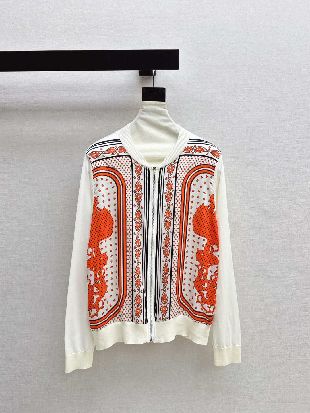 NO:799983,Exclusive debut Her 26Ss - the latest rayon printed pattern stitching knitted cardigan for early autumn, Tencel knitted fabric stitching twill rayon, light and thin texture, very breathable, a must-have item, the classic version is not picky, the upper body is slim and versatile, two colors are available for sale sml,,19860909独家首发 Her 26Ss———早秋最新款人丝印花图案拼接针织开衫天丝针织面料拼接斜纹人丝 轻薄的质感透气性很好 必备单品 经典版型不挑人 上身显瘦又百搭 两色现货发售sml,,,Women's clothing
