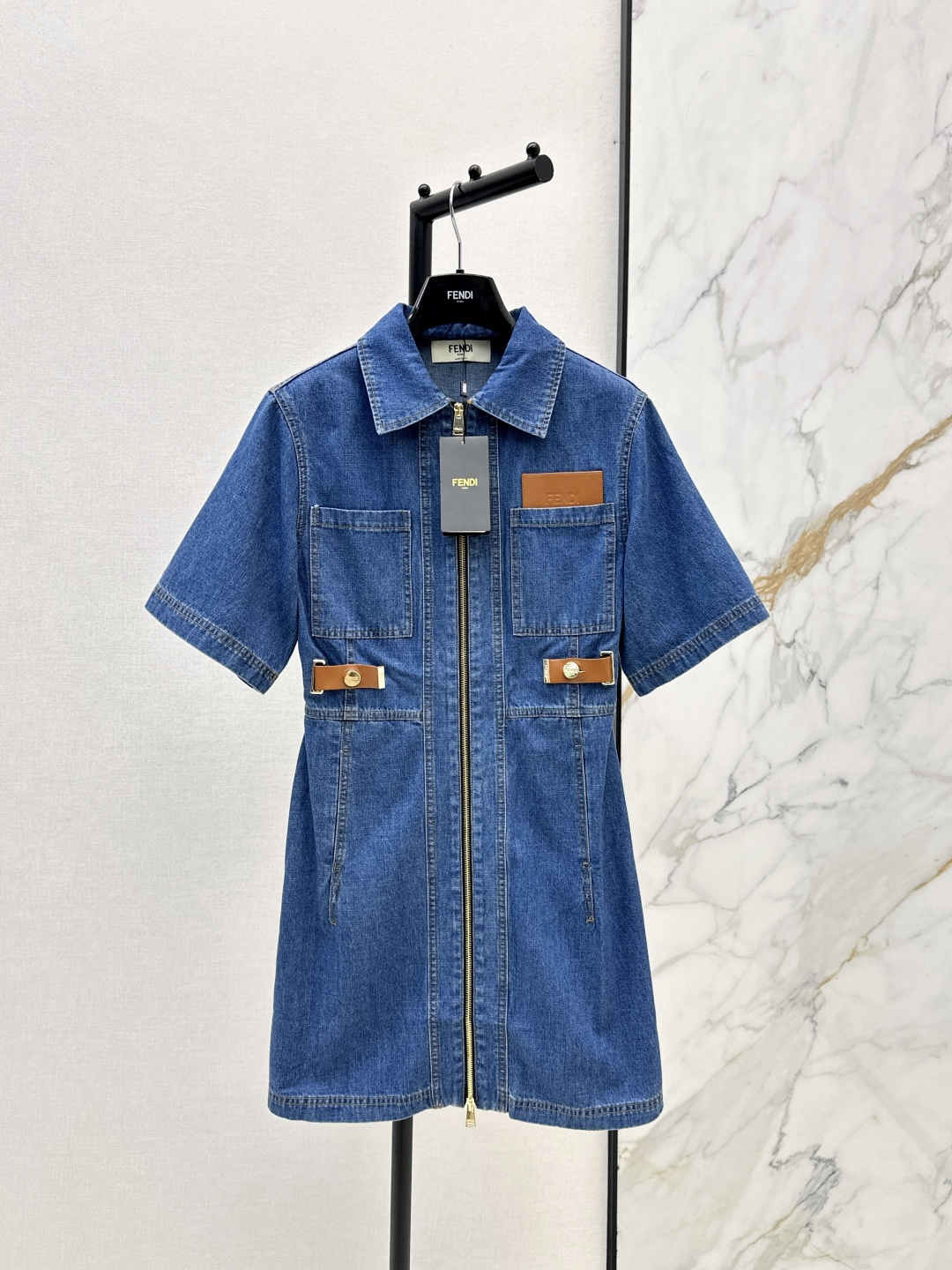 NO:799980,Fashionable and practical model FD 26Ss————The latest spring and summer short-sleeved denim dress with leather brand decoration is recommended for daily wear. Denim is the most versatile, full of high-end yet casual and fashionable. The short-sleeved design easily covers the arm flesh and modifies the shoulder line and face shape. It is paired with a waist design to create a sense of golden proportion. Recommended~ One-color ready-made sml, skirts, T-shirt, gold,19860909时髦实穿款 FD 26Ss————春夏最新款皮牌装饰短袖牛仔连衣裙日常穿搭推荐 牛仔最最百搭 充满高级感又休闲时髦 短袖设计轻松遮住手臂肉 修饰肩线和脸型 搭配了收腰设计分割出黄金比例感 推荐～ 一色现货发售sml,,skirts,T-shirt,gold,,Women's clothing