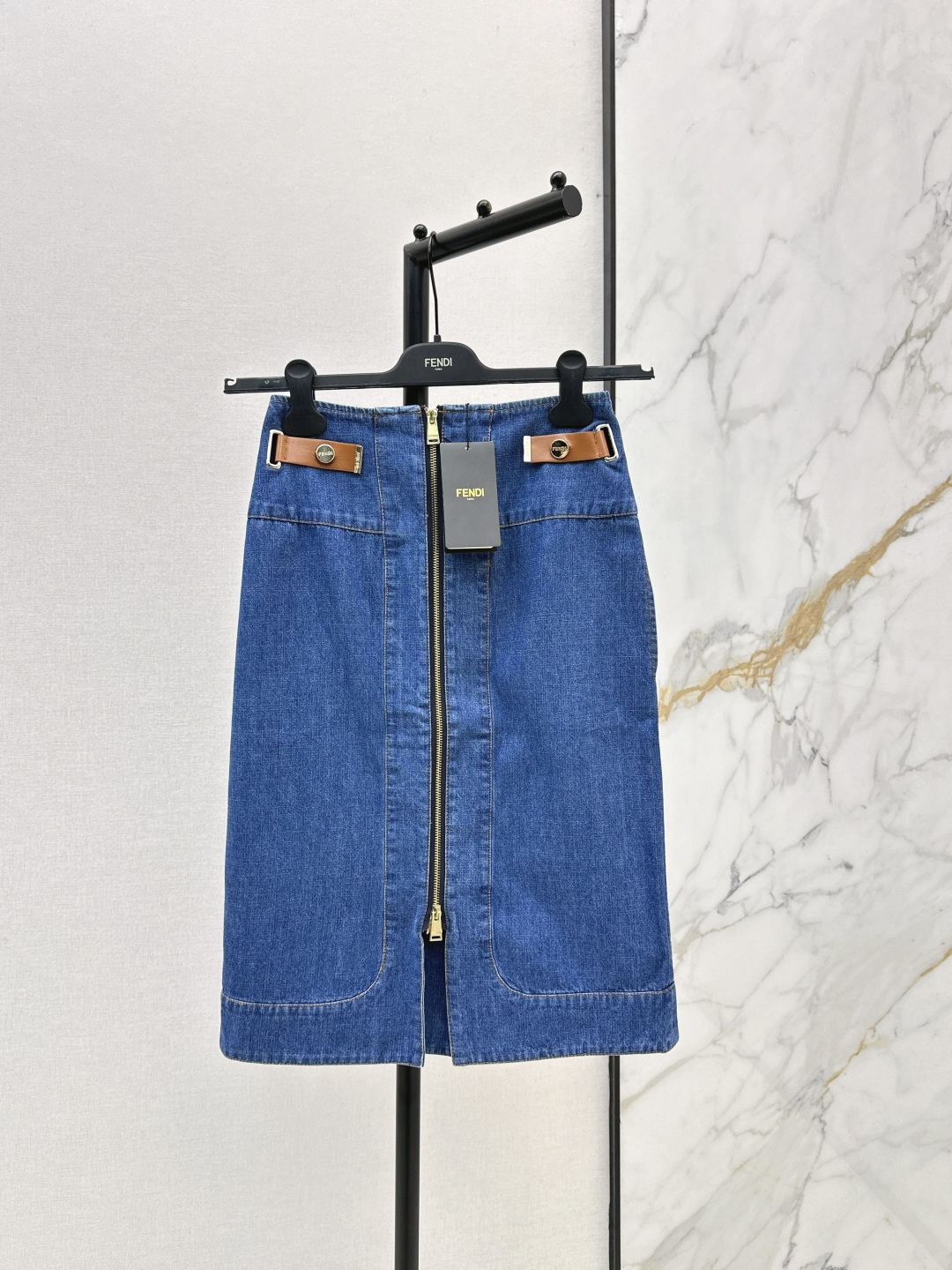 NO:799977,Stylish and practical model FD 26Ss————The latest spring and summer mid-length denim skirt with zippers and leather straps. Recommended for daily wear. Denim is the most versatile. Full of high-end yet casual and fashionable. The high-waisted A-line design is very slim. Recommend a set to match the upper body to create a sense of golden proportions. Recommended~ One color ready for sale sml,,skirts,gold,19860909时髦实穿款 FD 26Ss————春夏最新款皮袢装饰拉链中长款牛仔半裙 日常穿搭推荐 牛仔最最百搭 充满高级感又休闲时髦 高腰A字设计很显瘦 推荐一套搭配上身分割出黄金比例感 推荐～ 一色现货发售sml,,skirts,gold,,Women's clothing
