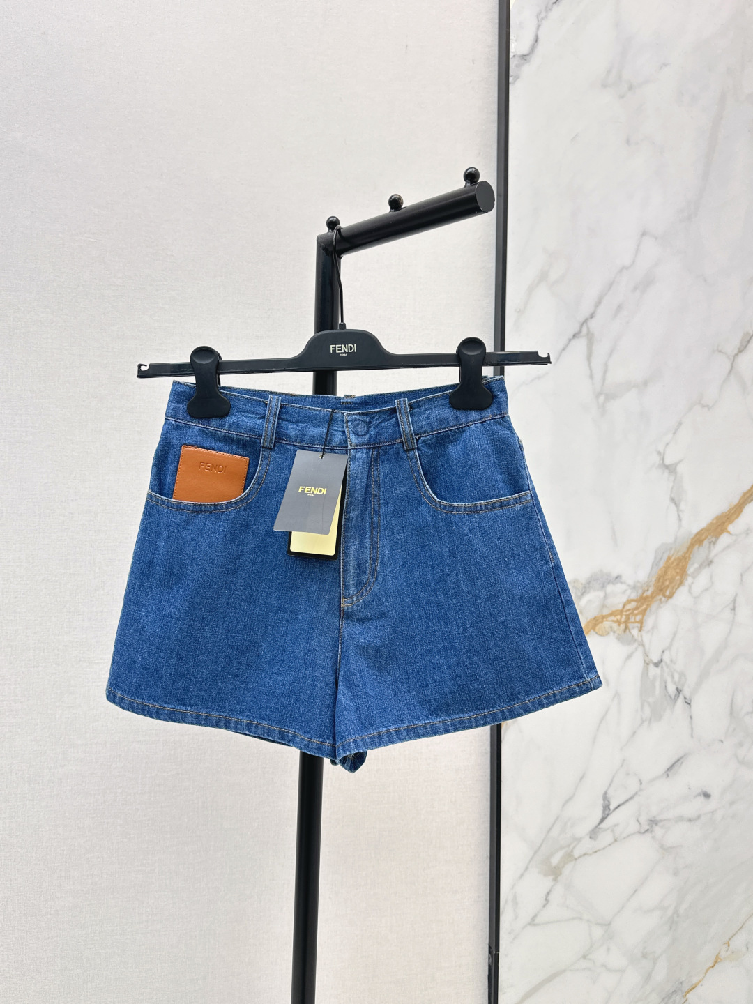 NO:800003,Stylish and practical model FD 26Ss————The latest modern and stylish denim suit for spring and summer. Short denim jacket + high-waisted shorts. Recommended for daily wear. Denim is the most versatile. It is full of high-end and casual and fashionable. Recommend a set to match the upper body to create a sense of golden proportion. Recommended~ Developed in one color. Available in stock. sml, shorts, jackets & coats, gold,19860909时髦实穿款 FD 26Ss————春夏最新款摩登时髦气质牛仔套装小短款牛仔外套+高腰短裤 日常穿搭推荐 牛仔最最百搭 充满高级感又休闲时髦 推荐一套搭配上身分割出黄金比例感 推荐～ 一色分开发 现货发售sml,,shorts,jackets & coats,gold,,Women's clothing