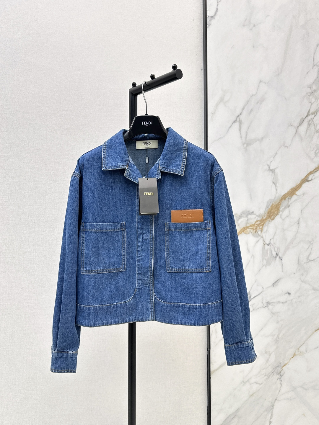 NO:800000,Stylish and practical style FD 26Ss - the latest modern and fashionable denim suit for spring and summer. Short denim jacket + high-waisted shorts. Recommended for daily wear. Denim is the most versatile. Full of high-end yet casual and fashionable. Recommend a set to match the upper body to create a sense of golden proportions. Recommended~ Developed in one color. Ready for sale in sml. Outside, shorts, jackets & coats, gold,19860909时髦实穿款 FD 26Ss————春夏最新款摩登时髦气质牛仔套装小短款牛仔外套+高腰短裤 日常穿搭推荐 牛仔最最百搭 充满高级感又休闲时髦 推荐一套搭配上身分割出黄金比例感 推荐～ 一色分开发 现货发售sml 外,,shorts,jackets & coats,gold,,Women's clothing