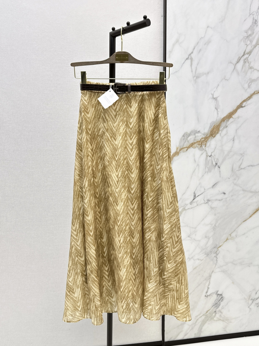 NO:799997,Exclusive first release of Bc 26Ss————The latest Italian minimalist style printed skirt for spring and summer. Super beautiful holiday style. Daily high-end matching item. Very elegant. It looks great simply with a T-shirt. The delivery belt design is versatile and worry-free. The upper body is very tall. Available in stock in one color, sml, mido, skirts, tees, t-shirt,19860909独家首发 Bc 26Ss————春夏最新款意式极简风印花半裙 超美度假风 日常高阶搭配单品 很显气质 简简单单搭配T恤就很好看 配送腰带设计 百搭无烦恼 版型上身很显高 一色现货发售sml,,mido,skirts,tees，t-shirt,,Women's clothing