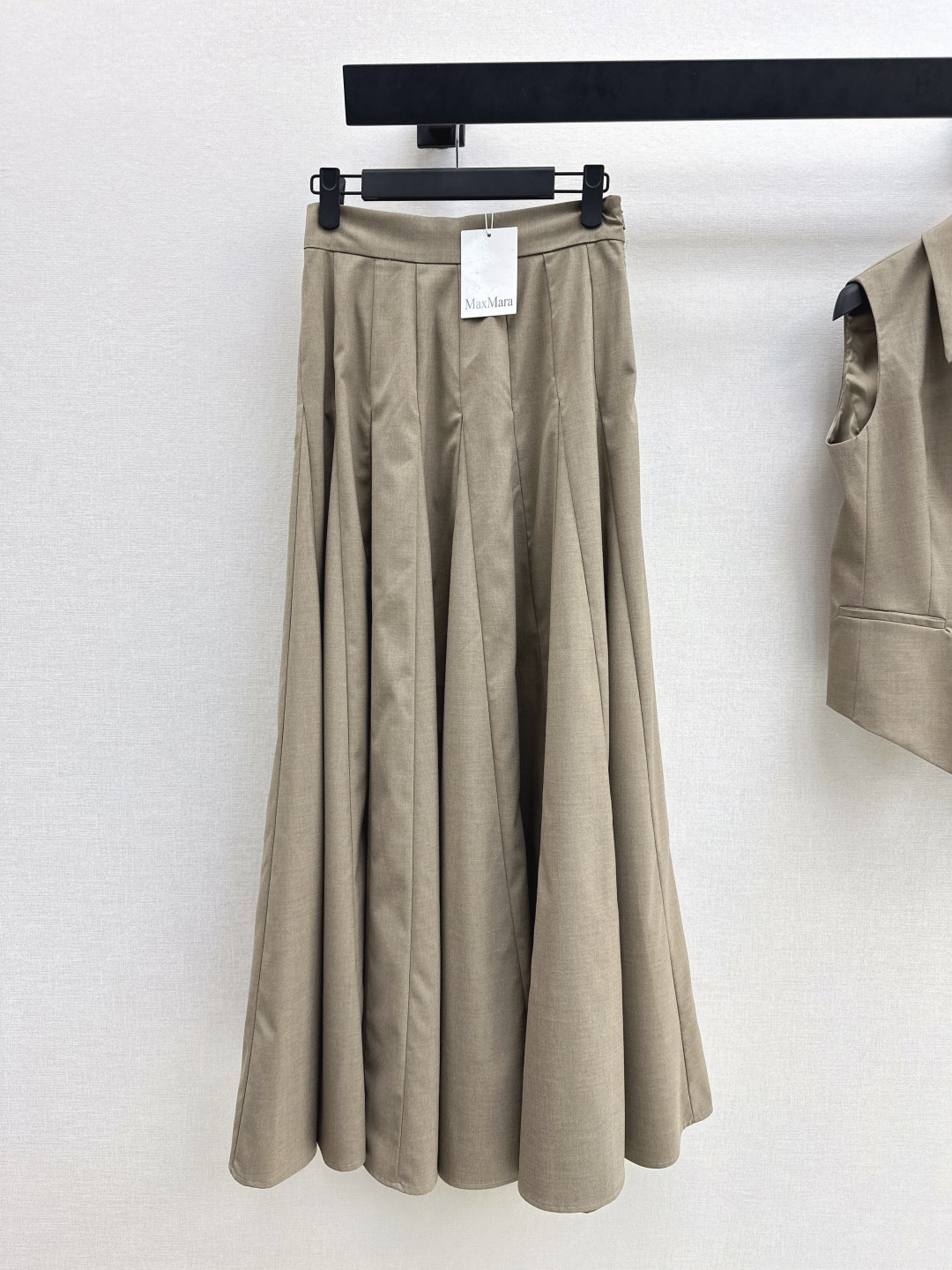 NO:799994,Exclusive debut Max 26Ss - the latest spring and summer high-end minimalist style elegant suit with lapel waist vest + splicing design high-waisted skirt. Recommended for high-end commuting. Super elegant and simple design. The upper body is elegant and majestic. The upper body is super tall in one set. It is easy to have a sense of three-seven proportions. It is full of high-end style. It is also versatile when worn separately. Developed in one color. Ready for sale sml,,skirts,19860909独家首发 Max 26Ss————春夏最新款高级极简风优雅套装翻领收腰马甲+拼接设计高腰半裙 高阶通勤推荐 超级抬气质 简约设计感 上身优雅大气 一套上身超级显高 轻松拥有三七比例感 充满高级范 分开穿也很百搭 一色分开发 现货发售sml,,skirts,,Women's clothing