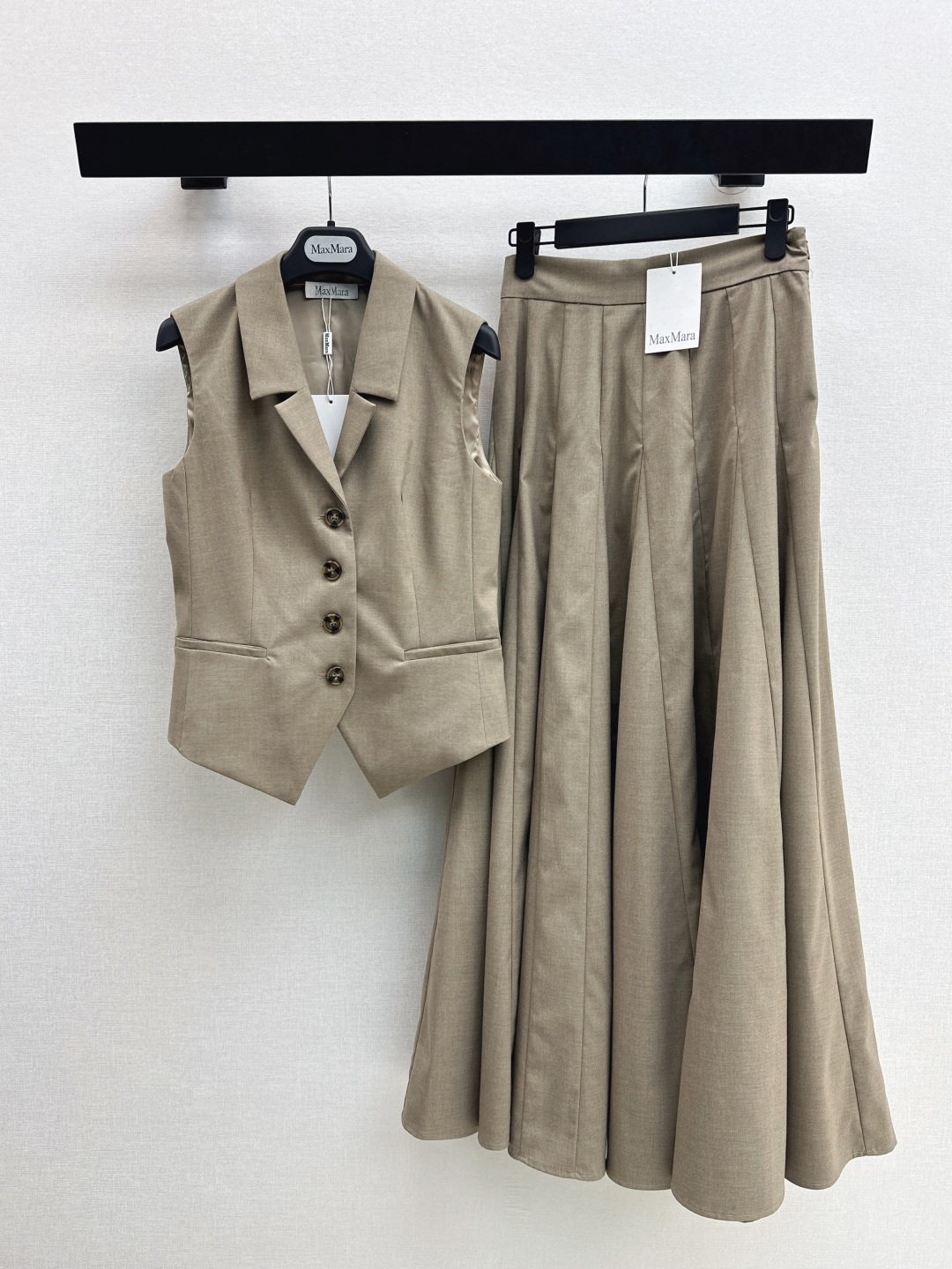 NO:799991,Exclusive debut Max 26Ss————The latest spring and summer high-end minimalist style elegant suit lapel waist vest + splicing design high-waisted skirt Recommended for high-end commuting Super elegant and simple design The upper body is elegant and majestic One set of upper body is super tall Easily have a sense of three-seven proportions Full of high-end style It is also versatile when worn separately One color is available for sale sml Ma,,skirts,19860909独家首发 Max 26Ss————春夏最新款高级极简风优雅套装翻领收腰马甲+拼接设计高腰半裙 高阶通勤推荐 超级抬气质 简约设计感 上身优雅大气 一套上身超级显高 轻松拥有三七比例感 充满高级范 分开穿也很百搭 一色分开发 现货发售sml 马,,skirts,,Women's clothing