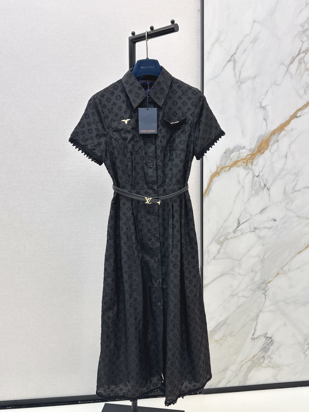 NO:800574,L Family 26Ss————The latest spring and summer logo jacquard long dress is custom-made with imported density Monograw jacquard sheared raw edge fabric. Special material with texture. Every small detail is paid great attention to. Just the right sense of high-end. Three-dimensional tailoring makes the upper body of the garment more refined and western. Mold custom decoration. Full marks for details. Two colors available for sale sml, louis vuitton, skirts,19860909L家 26Ss————春夏最新款logo提花长款连衣裙定制进口密度Monograw提花剪毛边面料 特殊材质有肌理感 每个小细节都非常注重 恰到好处的高级感 立体剪裁 让成衣上身更为精致洋气 开模定制装饰 细节满分 两色现货发售sml,,louis vuitton,skirts,,Women's clothing