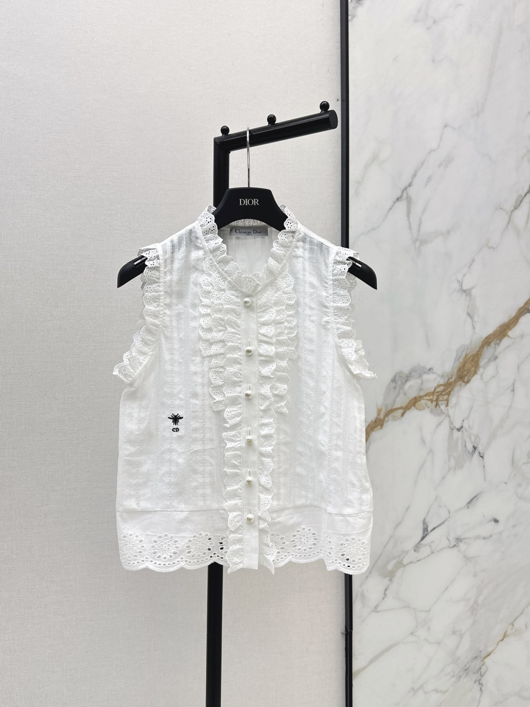 NO:800570,CD 26Ss————The latest spring and summer bee embroidery fungus-edged stand-collar sleeveless shirt, a light luxury high-end that you fall in love with at first sight. Very high-end imported high-density water-soluble flower texture. Look carefully at the details. The upper body is very cool. Clean and tasteful. Two colors are available for sale now. SML, shirts,19860909CD 26Ss————春夏最新款蜜蜂刺绣木耳边立领无袖衬衫一眼爱上的轻奢高定 非常高级的进口高密度水溶花质地 仔细看细节 上身非常酷 干净有品 两色现货发售sml,,shirts,,Women's clothing