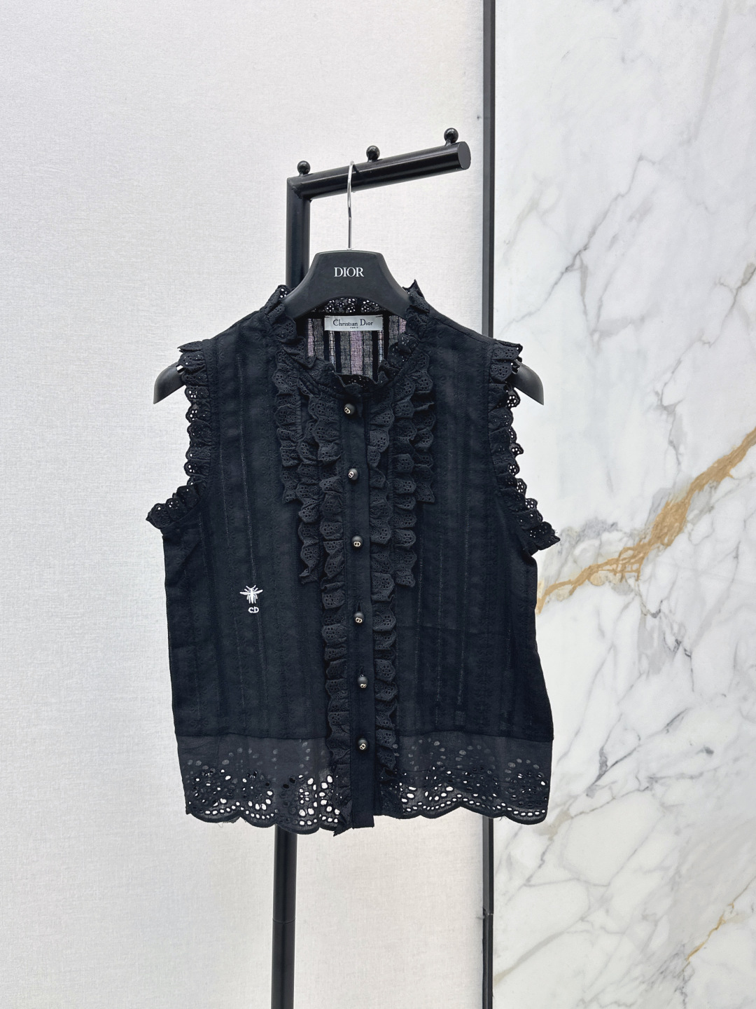 NO:800567,CD 26Ss————The latest spring and summer bee embroidery fungus-edged stand-collar sleeveless shirt, a light luxury high-end that you fall in love with at first sight. Very high-end imported high-density water-soluble flower texture. Look carefully at the details. The upper body is very cool. Clean and tasteful. Two colors are available for sale now. SML, shirts,19860909CD 26Ss————春夏最新款蜜蜂刺绣木耳边立领无袖衬衫一眼爱上的轻奢高定 非常高级的进口高密度水溶花质地 仔细看细节 上身非常酷 干净有品 两色现货发售sml,,shirts,,Women's clothing