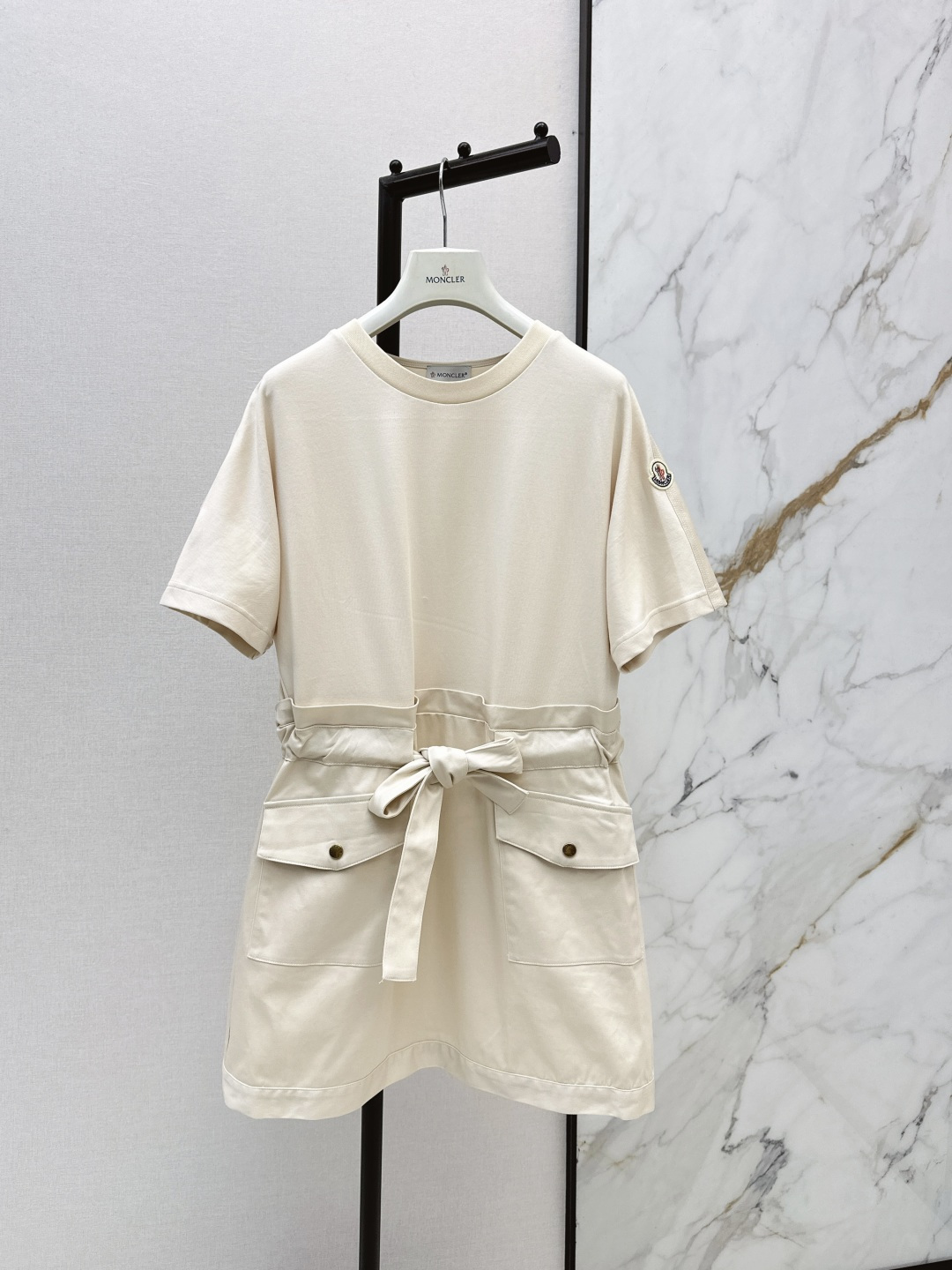 NO:800565,Mc 26Ss————The latest splicing design short-sleeved drawstring waist dress for spring and summer. Low-key luxury three-dimensional tailoring. Streamlined line design. Noble and elegant yet full of gentle and intellectual temperament. Imported special material. Soft and comfortable. It will be amazing when you receive it. Two colors are available for sale now: sml, skirts, T-shirt,19860909Mc 26Ss————春夏最新款拼接设计短袖抽绳收腰连衣裙低调奢华立体剪裁 精简线条感设计 高贵典雅又尽显温柔知性的气质 进口特殊材质 柔软舒适 收到手会很惊艳 两色现货发售sml,,skirts,T-shirt,,Women's clothing