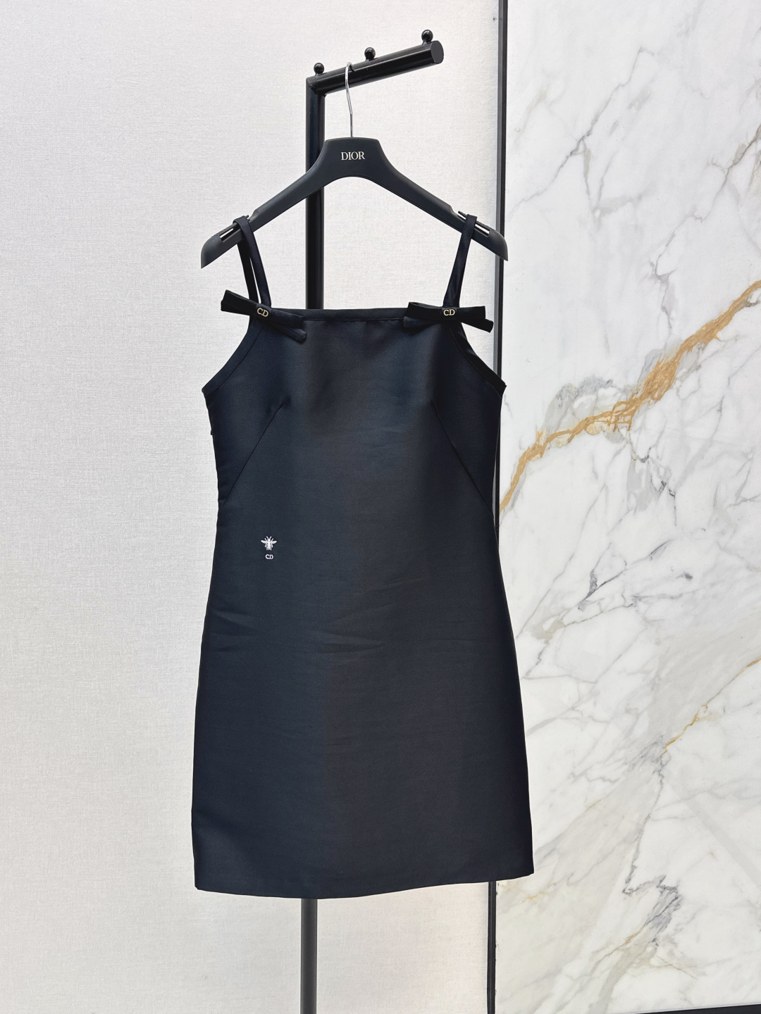 NO:800562,CD 26Ss————The latest spring and summer bee embroidered decorative temperament Hepburn style suspender dress. Low-key luxury, noble and elegant, and full of gentle and intellectual temperament. It will be amazing when you receive it. The texture of the customized fabric is awesome. One color ready for sale sml,,skirts,19860909CD 26Ss————春夏最新款蜜蜂刺绣装饰气质赫本风吊带连衣裙 低调奢华 高贵典雅又尽显温柔知性的气质 收到手会很惊艳 定制面料质感超赞 一色现货发售sml,,skirts,,Women's clothing