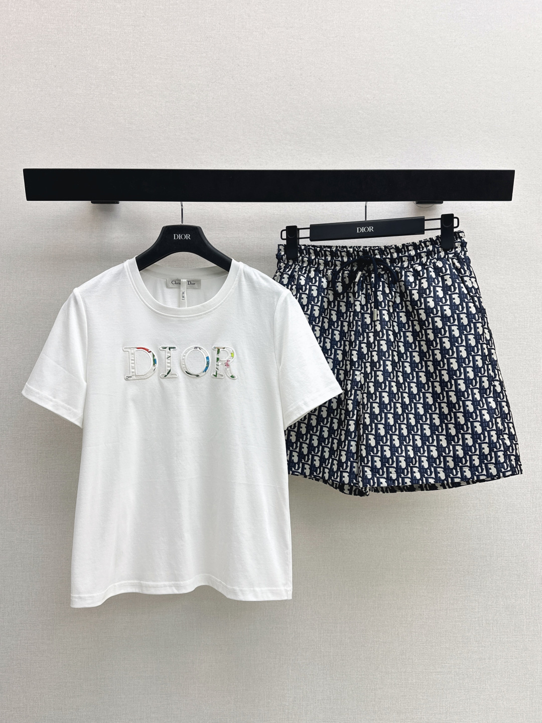 NO:800560,CD 26Ss————The latest spring and summer casual T-shirt + jacquard shorts, high-end atmosphere, full of high-end sense of wear, innovative fabrics, light and soft, very good in kind, western style and versatile, one set, two colors available for sale sml, shorts, tees, t-shirt,19860909CD 26Ss————春夏最新款休闲T恤+提花短裤 高级大气 满满的穿搭高级感 创新面料 轻盈柔软 实物非常赞 上身洋气百搭 一套出 两色现货发售sml,,shorts,tees，t-shirt,,Women's clothing