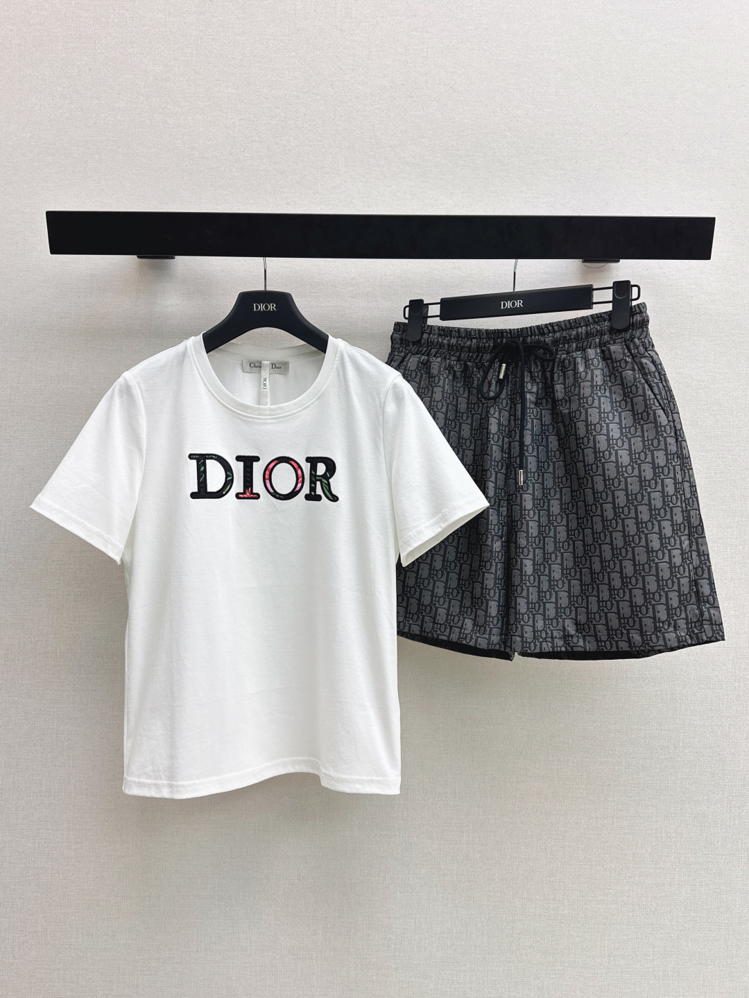 NO:800557,CD 26Ss————The latest spring and summer casual T-shirt + jacquard shorts, high-end atmosphere, full of high-end sense of wear, innovative fabrics, light and soft, very good in kind, western style and versatile, one set, two colors available for sale sml, shorts, tees, t-shirt,19860909CD 26Ss————春夏最新款休闲T恤+提花短裤 高级大气 满满的穿搭高级感 创新面料 轻盈柔软 实物非常赞 上身洋气百搭 一套出 两色现货发售sml,,shorts,tees，t-shirt,,Women's clothing