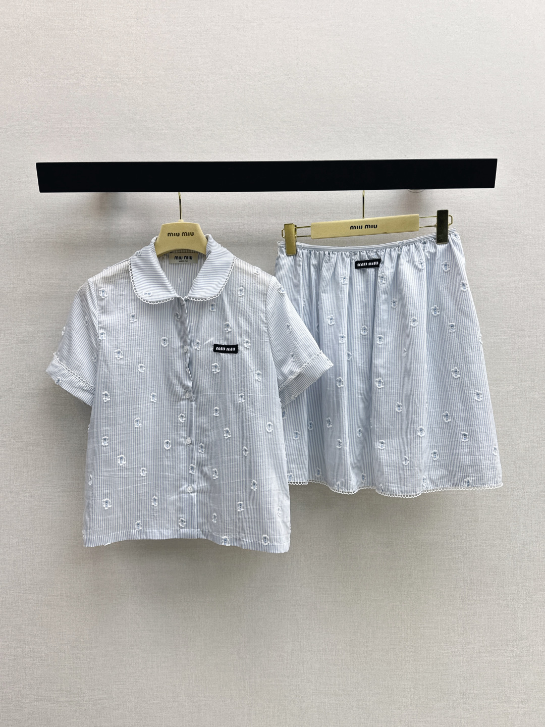 NO:800554,Miu 26Ss————The latest age-reducing Miu style outfit for spring and summer. A cute style. Full of small details. Exquisite workmanship. Age-reducing fashion. Good hold style. Won the hearts of fairies. Soft and textured. Available in one set. One color ready for sale sml,,miumiu,19860909Miu 26Ss————春夏最新款减龄缪系穿搭套装可A可乖的风格 满满小细节太加分 做工精致 减龄时尚 好HOLD住造型 深得仙女心 柔软有质感 一套出 一色现货发售sml,,miumiu,,Women's clothing