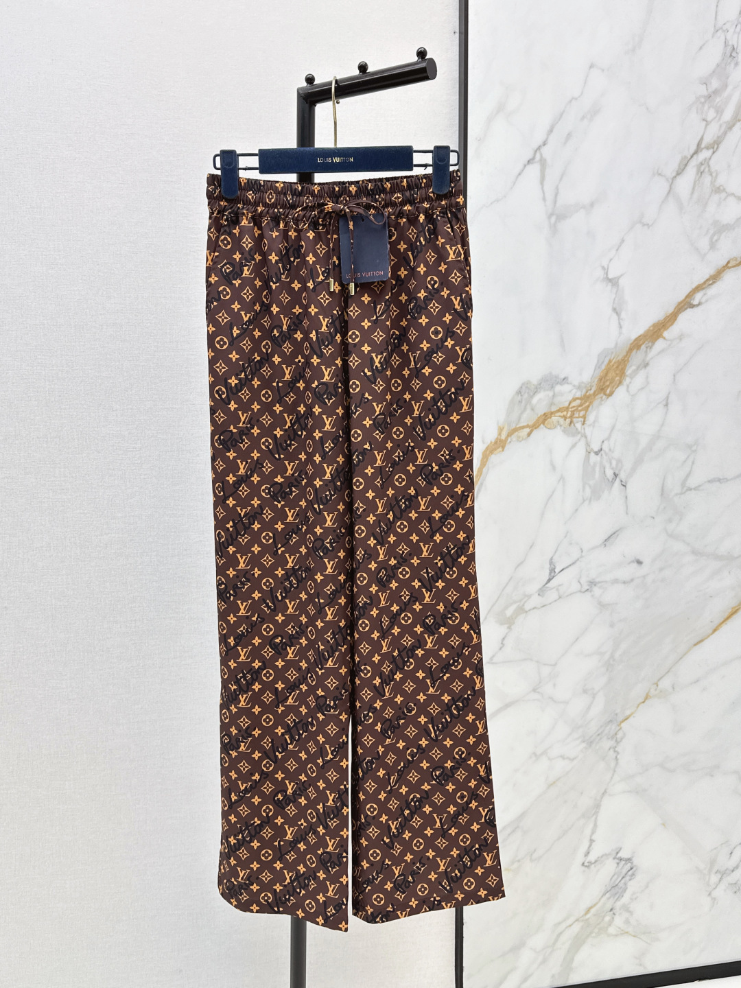 NO:800553,L’s 26Ss————The latest spring and summer logo presbyopia printed trousers, not picky about body shape requirements, the upper body is particularly good!  The style of matching is also very versatile. Exquisite advanced customization. The texture of the textured fabric is awesome. Retro and elegant. The upper body is cool and handsome, age-reducing and fashionable. One color ready for sale sml,, louis vuitton,19860909L家 26Ss————春夏最新款logo老花印花长裤 不挑剔身形要求 上身特别赞！搭配的风格也很通吃 精致高级定制 富有肌理感的面料质感超赞 复古优雅 上身酷帅减龄时髦精 一色现货发售sml,,louis vuitton,,Women's clothing