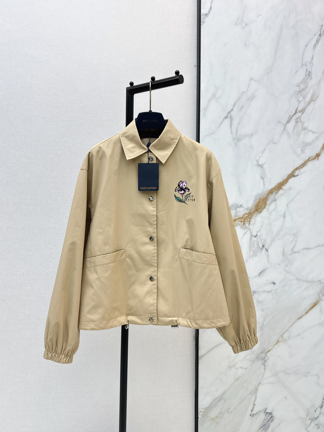 NO:800549,L Family 26Ss————The latest spring and summer logo embroidered decorative jacket with British style. Classic design. The upper body is exquisite and capable. Easy to match. Customized imported fabrics are crisp and stylish. Full of high-end. Available in one color. smlxl,, louis vuitton, jackets & coats, jackets & coats,19860909L家 26Ss————春夏最新款logo绣花装饰夹克外套英伦风气质 经典款设计 上身精致又干练得体 搭配起来随心应手 定制的进口面料挺括有型 满满的高级感 一色现货发售smlxl,,louis vuitton,jackets & coats,jackets & coats,,Women's clothing