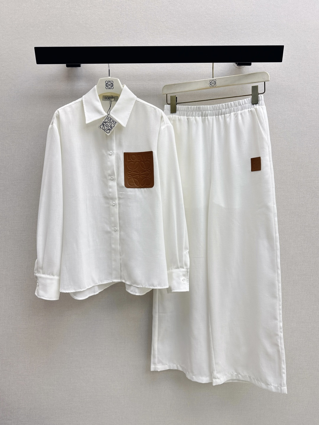 NO:800547,Loe 26Ss——The latest lazy temperament suit for spring and summer is simple and elegant. Very high-end imported texture. Look carefully at the details. The color is super correct. The upper body is very cool. Clean and classy. One set. One color ready for sale sml,, loewe,19860909Loe 26Ss———春夏最新款慵懒气质套装简洁大气 非常高级的进口质地 仔细看细节 颜色超正 上身非常飒爽 干净有品 一套出 一色现货发售sml,,loewe,,Women's clothing