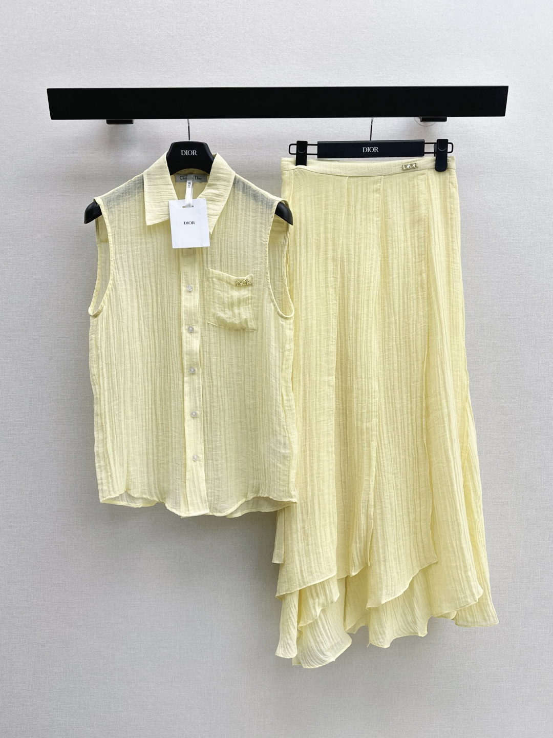 NO:800545,Shirt Skirt CD 26Ss————The latest spring and summer style sleeveless lapel top + skirt, cute style, full of small details, exquisite workmanship, age-reducing fashion, good hold style, won the heart of fairies, soft and textured, two colors separated, ready for sale sml,,skirts,shirts,19860909衬衫 半裙CD 26Ss————春夏最新款气质无袖翻领上衣+半裙 可A可乖的风格 满满小细节太加分 做工精致 减龄时尚 好HOLD住造型 深得仙女心 柔软有质感 两色分开发 现货发售sml,,skirts,shirts,,Women's clothing
