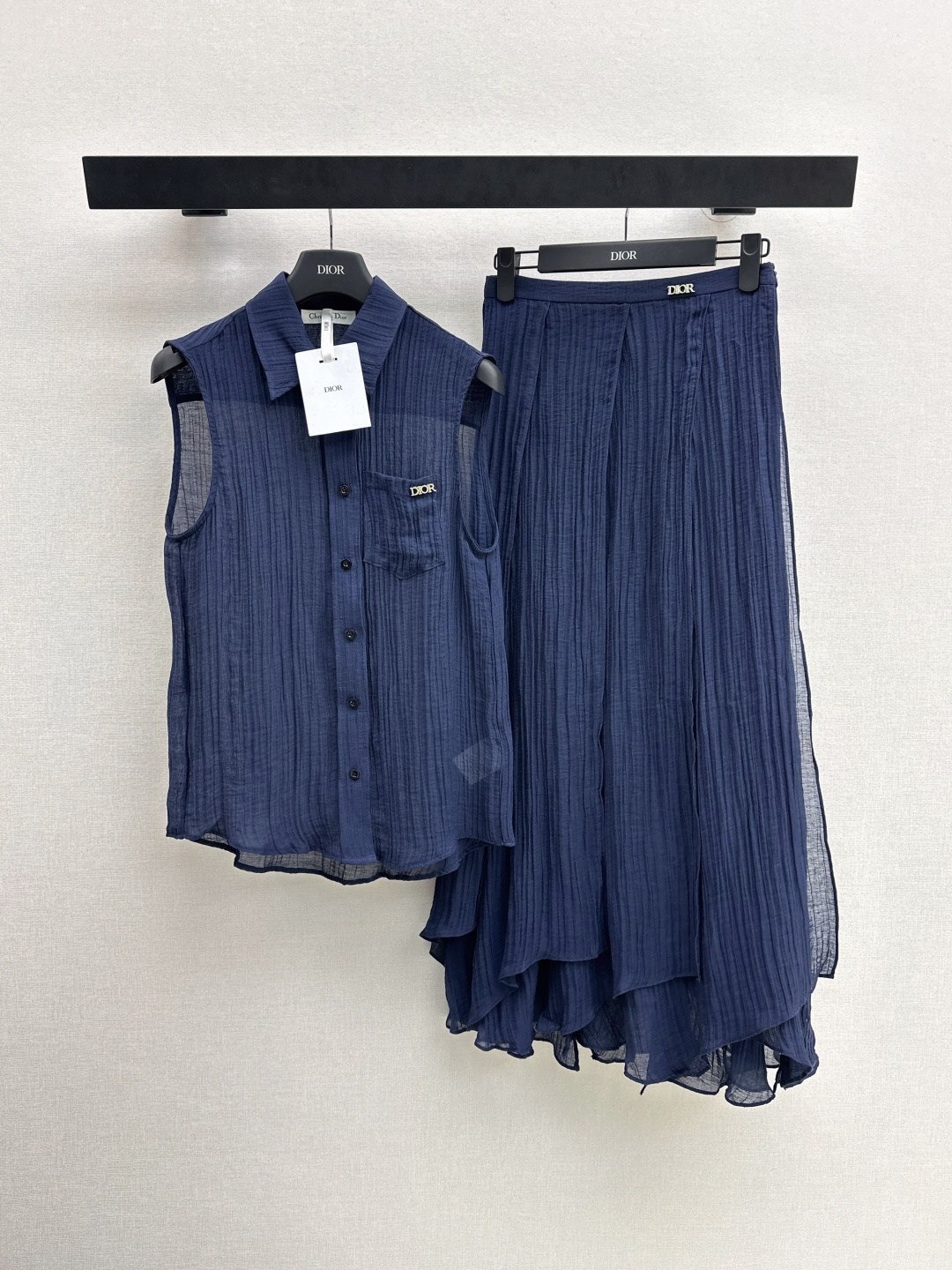 NO:800543,Shirt Skirt CD 26Ss————The latest spring and summer style sleeveless lapel top + skirt, cute style, full of small details, exquisite workmanship, age-reducing fashion, good hold style, won the heart of fairies, soft and textured, two colors separated, ready for sale sml,,skirts,shirts,19860909衬衫 半裙CD 26Ss————春夏最新款气质无袖翻领上衣+半裙 可A可乖的风格 满满小细节太加分 做工精致 减龄时尚 好HOLD住造型 深得仙女心 柔软有质感 两色分开发 现货发售sml,,skirts,shirts,,Women's clothing