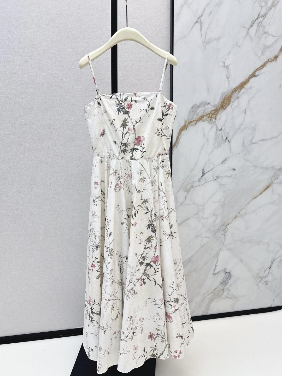 NO:800539,Gv 26Ss————The latest resort-style floral suspender dress for spring and summer is inspired by the garden of Rongxie Castle. Square low neckline + spaghetti straps to modify the shoulder and neck lines. The large umbrella-shaped skirt at the waist is smart and elegant. The material is made of oversized floral screen printing technology. The ink-like color matching is cool and advanced. The washing effect presents a lightness and retro charm. 100% cotton poplin material. One color ready for sale sml,,skirts,19860909Gv 26Ss————春夏最新款度假风花卉吊带长裙灵感来自荣谢城堡花园 方形低领口+细肩带 修饰肩颈线条 收腰伞状大裙摆灵动飘逸 用料超大花卉丝网印刷工艺 水墨感配色清冷高级 水洗效果呈现轻盈感与复古韵味 百分百棉府绸材质 一色现货发售sml,,skirts,,Women's clothing