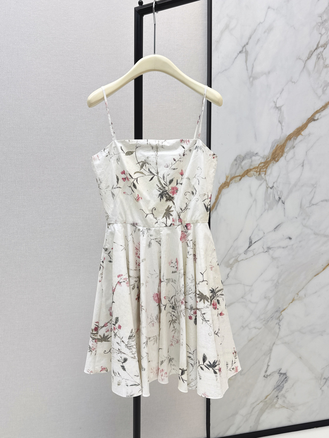 NO:800537,Gv 26Ss————The latest resort-style floral suspender short dress in spring and summer is inspired by Rongxie Castle Garden. Square low neckline + spaghetti straps to modify the shoulder and neck lines. The waist-cinching umbrella-shaped large skirt is smart and elegant. The material is oversized floral screen printing process. The ink-like color matching is cool and advanced. The washing effect presents a lightness and retro charm. 100% cotton poplin material. One color ready for sale sml,,skirts,19860909Gv 26Ss————春夏最新款度假风花卉吊带短款连衣裙灵感来自荣谢城堡花园 方形低领口+细肩带 修饰肩颈线条 收腰伞状大裙摆灵动飘逸 用料超大花卉丝网印刷工艺 水墨感配色清冷高级 水洗效果呈现轻盈感与复古韵味 百分百棉府绸材质 一色现货发售sml,,skirts,,Women's clothing