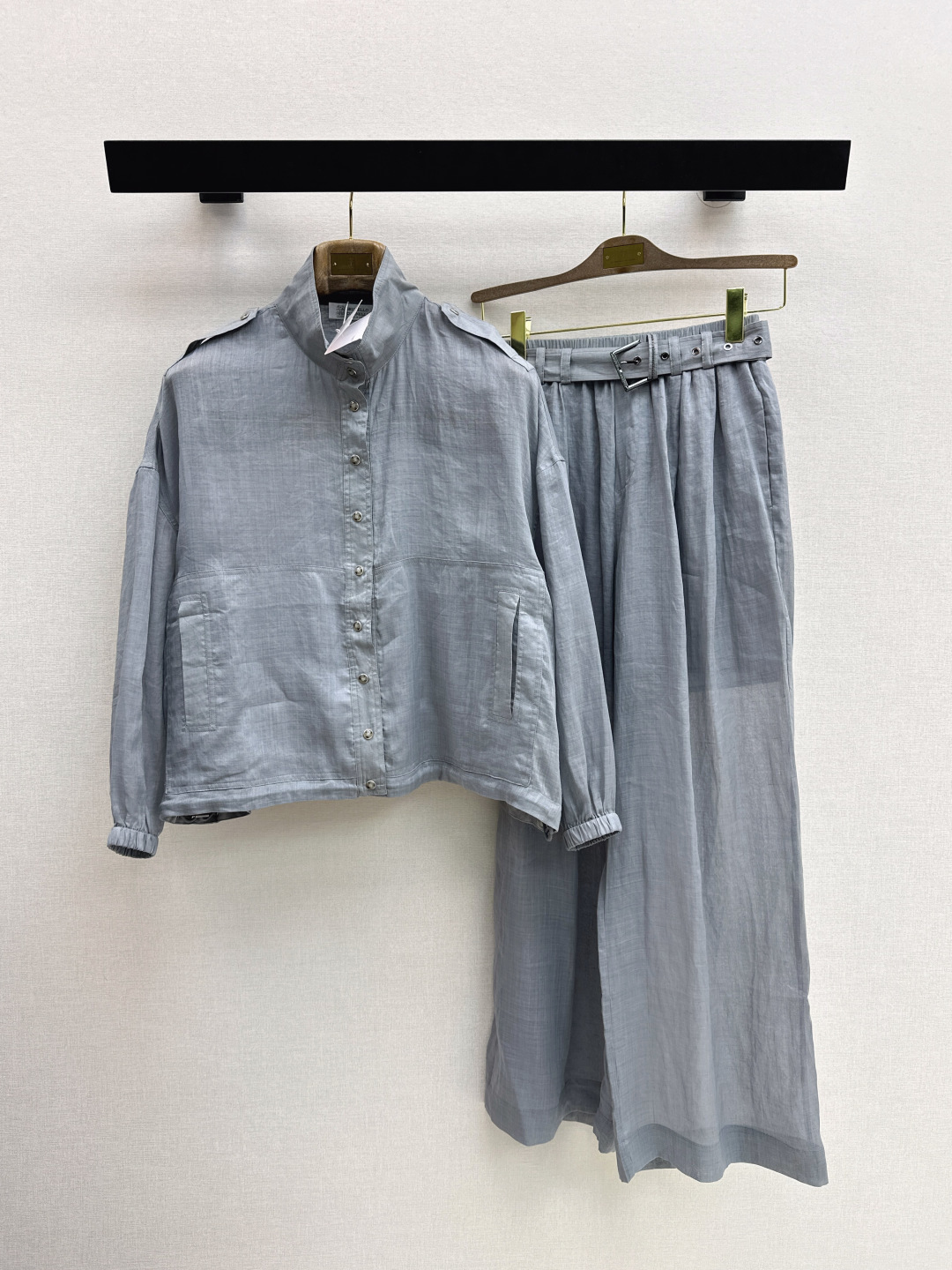 NO:800535,Jackets and trousers, old money style outfits Bc 26Ss————The latest Bai Fumei must-have holiday style suit for spring and summer, casual jacket + ramie wide-leg pants, custom-dyed ramie fabric, light and elegant texture, breathable and comfortable, belt with copper chain decoration, Italian beauty, classic elastic waist, straight-leg pants, casual style, casual and elegant!  Bai Fumei's must-have artifact is versatile and easy to choose. The two colors are developed separately. Ready for sale. sml,,jackets & coats,jackets & coats,19860909外套裤老钱风穿搭 Bc 26Ss————春夏最新款白富美必入度假风套装休闲夹克外套+苎麻阔腿裤 定染苎麻面料 质感轻盈飘逸透气舒适 腰带铜链装饰意式美感 经典松紧腰头 直筒裤休闲版型随性优雅！白富美必备神器百搭不挑人 两色分开发 现货发售sml,,jackets & coats,jackets & coats,,Women's clothing
