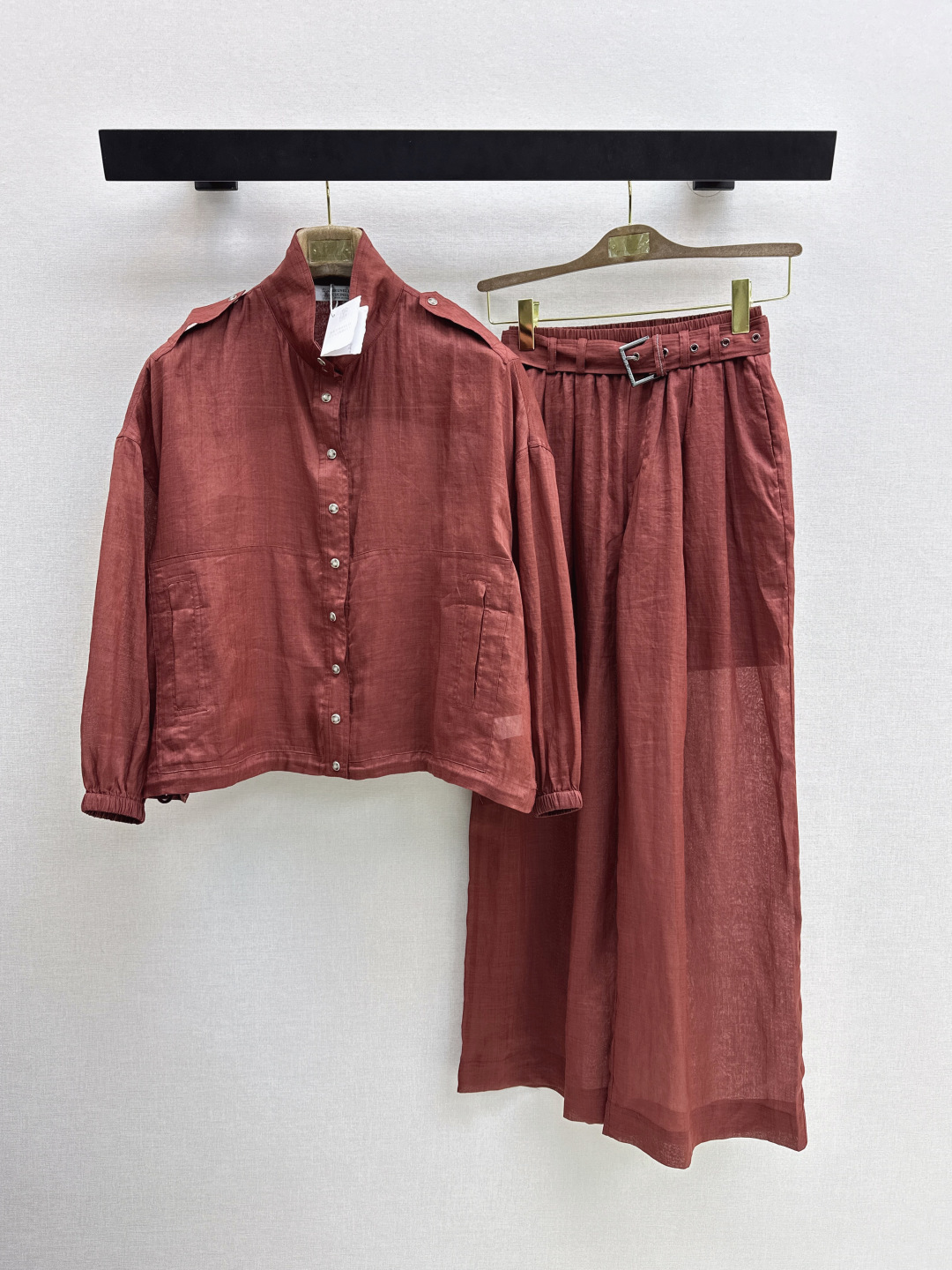 NO:800552,Jackets and trousers, old money style outfits Bc 26Ss————The latest Bai Fumei must-have holiday style suit for spring and summer, casual jacket + ramie wide-leg pants, custom-dyed ramie fabric, light and elegant texture, breathable and comfortable, belt with copper chain decoration, Italian beauty, classic elastic waist, straight-leg pants, casual style, casual and elegant!  Bai Fumei's must-have artifact is versatile and easy to choose. The two colors are developed separately. Ready for sale. sml,,jackets & coats,jackets & coats,19860909外套裤老钱风穿搭 Bc 26Ss————春夏最新款白富美必入度假风套装休闲夹克外套+苎麻阔腿裤 定染苎麻面料 质感轻盈飘逸透气舒适 腰带铜链装饰意式美感 经典松紧腰头 直筒裤休闲版型随性优雅！白富美必备神器百搭不挑人 两色分开发 现货发售sml,,jackets & coats,jackets & coats,,Women's clothing