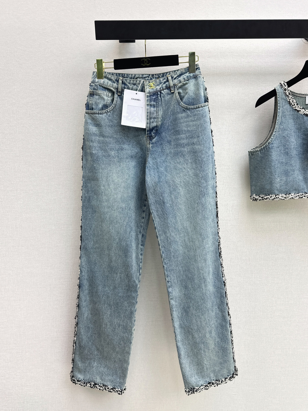 NO:800548,C Home 26Ss————The latest coco girl outfit for spring and summer, nostalgic washed denim straight pants, bag buckle decoration, woven tweed binding, customized enzyme washed denim fabric, a must-have item for Bai Fumei, classic version with slim upper body, high weave count organic pure cotton denim with soft and delicate texture, nostalgic retro washed fashionable and advanced tone, one color ready for sale sml,,chanel,19860909C家 26Ss————春夏最新款coco女孩穿搭怀旧洗水丹宁牛仔直筒裤书包扣装饰 编织粗花呢包边 定制酵素洗水牛仔面料 白富美必入单品 经典版型上身巨显瘦 高织数有机纯棉牛仔质感柔软细腻 怀旧复古洗水时髦又高级的调调 一色现货发售sml,,chanel,,Women's clothing