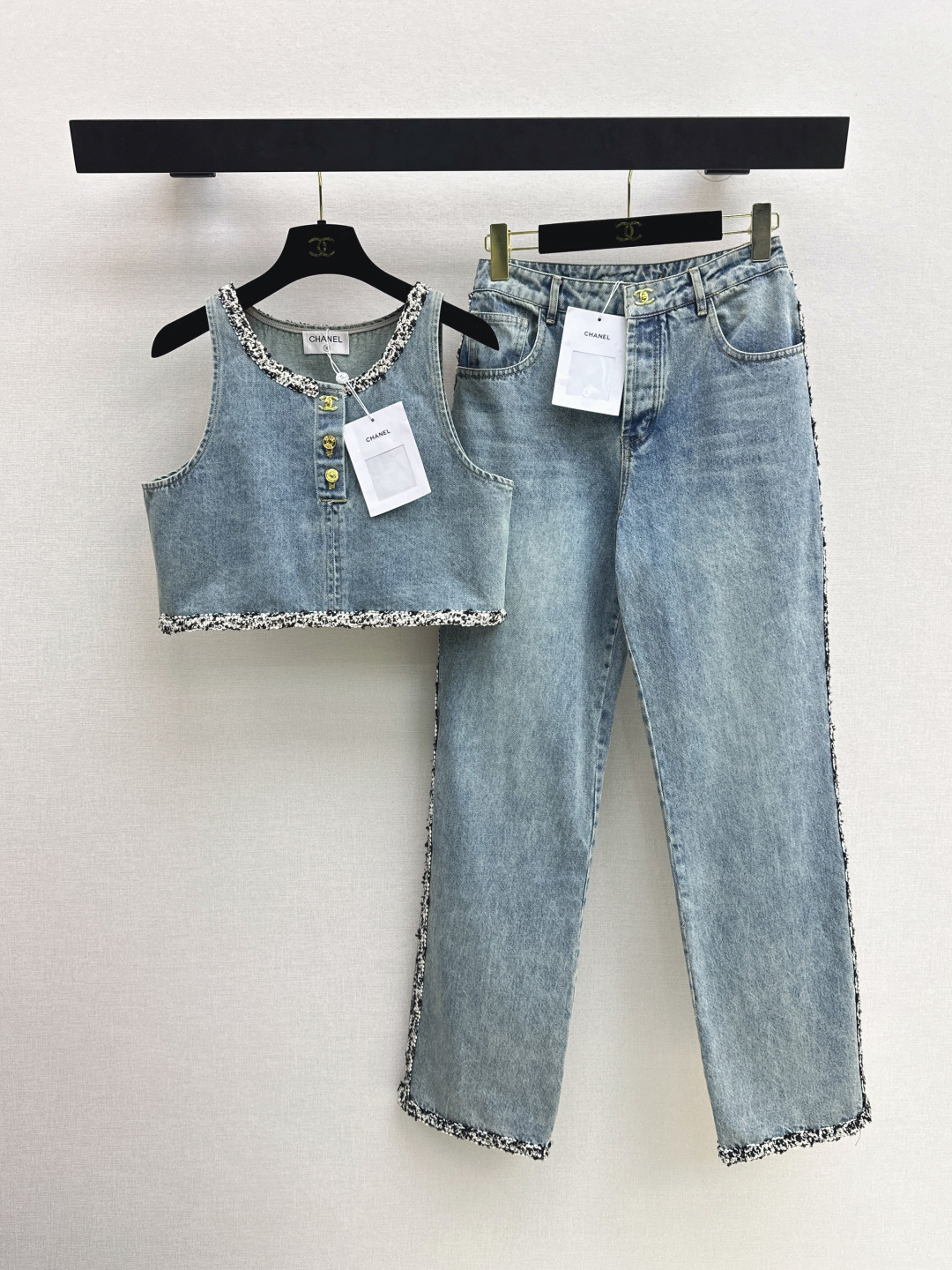 NO:800546,C Home 26Ss————The latest coco girl outfit for spring and summer 26p nostalgic washed denim vest small top with woven tweed edge decoration Temperament short version super stacking artifact Customized enzyme washed denim fabric Bai Fumei must-have single product Classic version upper body slimming High weave count organic cotton denim texture soft and delicate Nostalgic retro washed fashionable and advanced tone One color ready for sale sml,,chanel,19860909C家 26Ss————春夏最新款coco女孩穿搭26p怀旧洗水丹宁牛仔背心小上衣编织粗花呢包边装饰 气质小短款版型超级叠搭神器 定制酵素洗水牛仔面料 白富美必入单品 经典版型上身巨显瘦 高织数有机纯棉牛仔质感柔软细腻 怀旧复古洗水时髦又高级的调调 一色现货发售sml,,chanel,,Women's clothing
