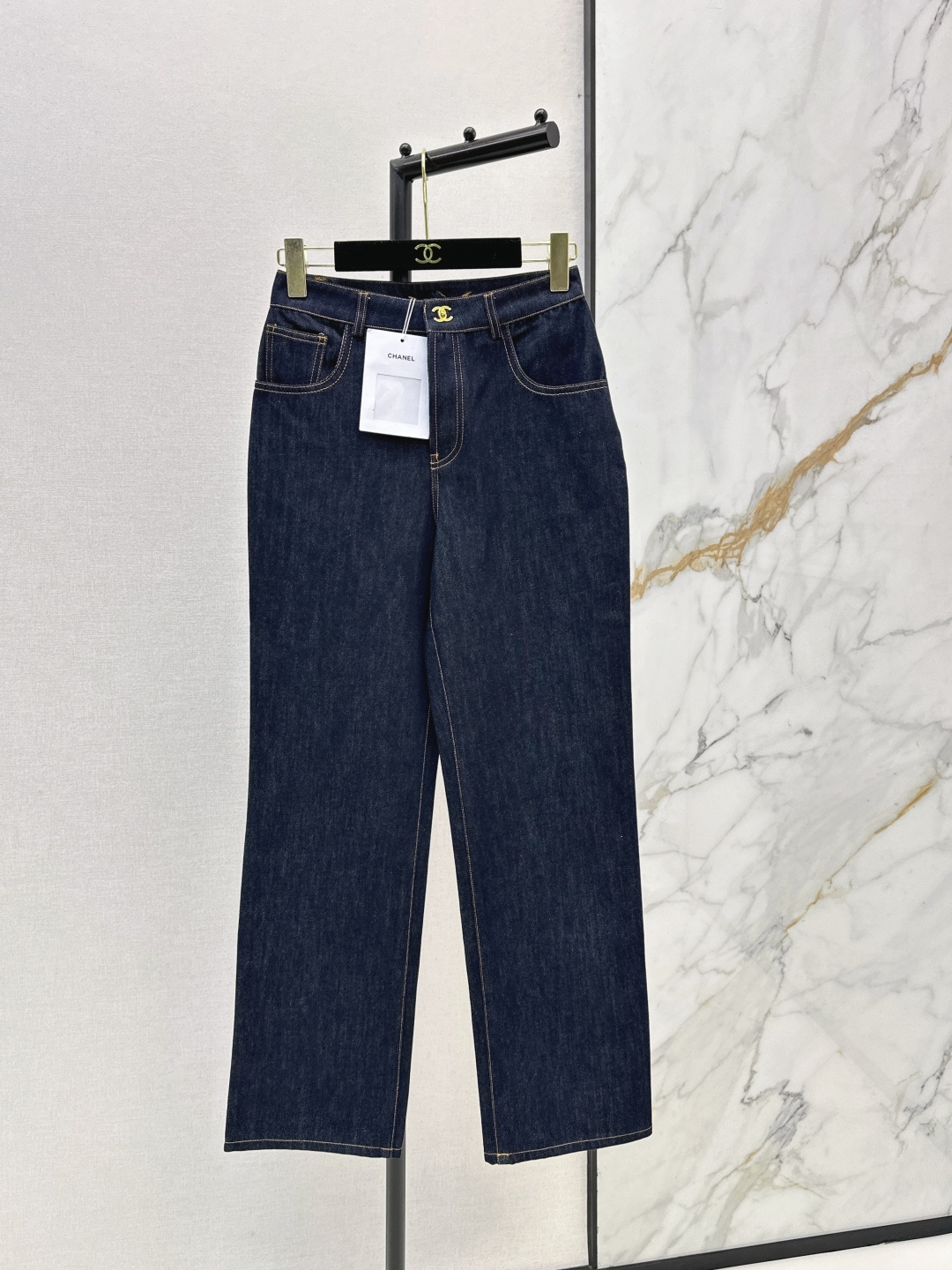 NO:800544,C home 26Ss————The latest spring and summer jeans with double C twist metal buckle design. Versatile series. Recommended for personal use. A must-have for summer wardrobe. The original color series is really versatile. The backup double C seam design is very recognizable. Low-key and fashionable. It can be worn with shirts or T-shirts for daily outings. Available in stock in one color, sml, chanel, jeans, shirts, tees, t-shirt,19860909C家 26Ss————春夏最新款双C扭转金属扣设计牛仔裤 百搭系列 推荐自留 夏季衣橱必备款 原色系列真的很百搭 后备双C车线设计 很有辨识度 低调又时髦 日常出街搭配衬衫或者T恤都OK 一色现货发售sml,,chanel,jeans,shirts,tees，t-shirt,,Women's clothing
