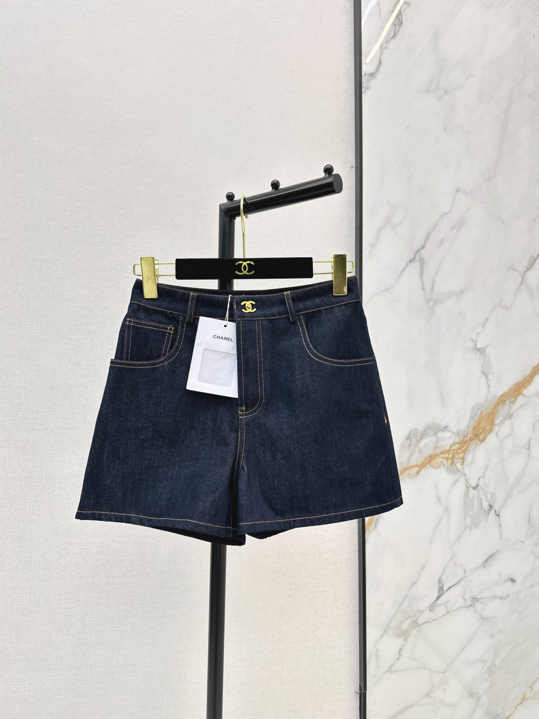 NO:800542,C Home 26Ss————The latest spring and summer denim shorts with double C twist metal buckle design. Versatile series. Recommended to keep for yourself. A must-have for summer wardrobe. The original color series is really versatile. The backup double C stitching design is very recognizable. It is low-key and fashionable. It can be worn with shirts or T-shirts for daily outings. The same color is available in stock, sml, chanel, shorts, shirts, tees, t-shirt,19860909C家 26Ss————春夏最新款双C扭转金属扣设计牛仔短裤 百搭系列 推荐自留 夏季衣橱必备款 原色系列真的很百搭 后备双C车线设计 很有辨识度 低调又时髦 日常出街搭配衬衫或者T恤都OK 一色现货发售sml,,chanel,shorts,shirts,tees，t-shirt,,Women's clothing