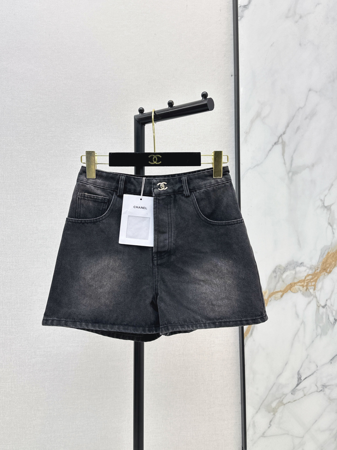 NO:800540,C home 26Ss - the latest denim shorts with twisted metal buckle design for spring and summer. Versatile hot pants for summer. OK no matter how you match them. A must-have. The three colors are very versatile. Backup three-dimensional double C + pocket double C stitching. Super recognizable. Fashionable and stylish. Versatile. Three colors ready for sale. sml,,chanel,shorts,19860909C家 26Ss————春夏最新款扭转金属扣设计牛仔短裤 夏季百搭小热裤 无论怎么搭配都OK 人手必备款 三色颜色都很百搭 后备立体双C+口袋双C车线 超有辨识度 时髦有型 百搭不挑人三色现货发售sml,,chanel,shorts,,Women's clothing