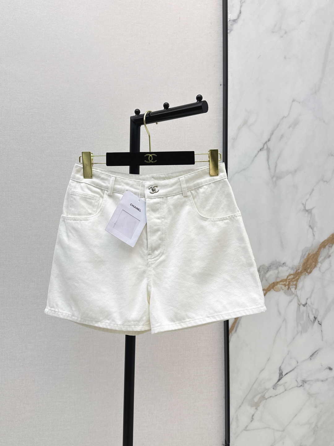 NO:800538,C home 26Ss - the latest denim shorts with twisted metal buckle design for spring and summer. Versatile hot pants for summer. OK no matter how you match them. A must-have. The three colors are very versatile. Backup three-dimensional double C + pocket double C stitching. Super recognizable. Fashionable and stylish. Versatile. Three colors ready for sale. sml,,chanel,shorts,19860909C家 26Ss————春夏最新款扭转金属扣设计牛仔短裤 夏季百搭小热裤 无论怎么搭配都OK 人手必备款 三色颜色都很百搭 后备立体双C+口袋双C车线 超有辨识度 时髦有型 百搭不挑人三色现货发售sml,,chanel,shorts,,Women's clothing