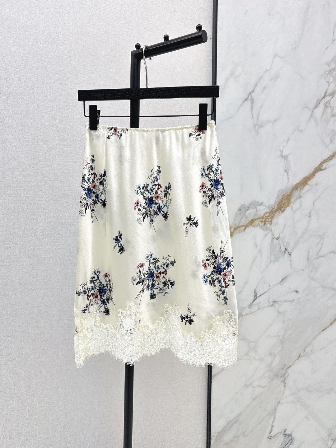 NO:800534,Fashionable design 26Ss - the latest French retro ink floral silk satin lace skirt for spring and summer. The milky white background tone is gentle and high-end. The mid-length mid-length skirt with slightly hip-hugging upper body highlights the graceful curves. The skirt is made of heavy-duty hollow lace and the design is very exquisite. It is full of smart and fairy spirit. The fabric is soft and silky like pearls and skin-friendly. It is elegant and smart. The upper body has a light luxury and noble atmosphere. One color ready for sale sml,,skirts,real silk,19860909时髦设计 26Ss———春夏最新款法式复古水墨花卉真丝缎面蕾丝半裙 奶白底色调温柔高级 微包臀中长款半裙上身凸显曼妙曲线 裙摆做重工镂空蕾丝花边设计很精致 灵动仙气拉满 面料自带珍珠般柔光丝滑亲肤 飘逸灵动 上身自带轻奢贵气感 一色现货发售sml,,skirts,real silk,,Women's clothing