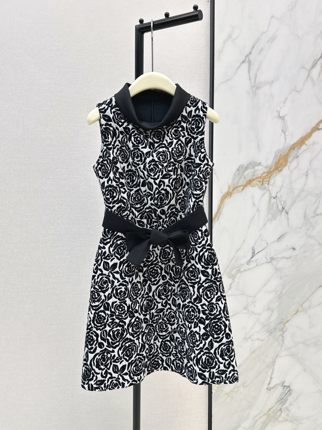 NO:800533,Fashionable design 26Ss————The latest Hepburn-style French rose jacquard sleeveless dress for spring and summer. The neatly waisted and slimming doll-neck A-line skirt takes into account the sense of age reduction and sophistication. The full-print embossed jacquard texture fabric has a high-end texture and rich visual layers. The belt with the same fabric can be tied into a big bow to add sweetness and make the look more flexible. Proper and pretty girly style. Two colors available for sale smlxl,,skirts,19860909时髦设计 26Ss————春夏最新款赫本风法式玫瑰提花无袖连衣裙 利落收腰显瘦气质娃娃领A字裙摆 兼顾了减龄感和精致感 满印浮雕提花肌理面料质感高级 视觉层次丰富 同面料腰带可系成大蝴蝶结增添甜美感 让造型更灵动 妥妥的娇俏千金少女风 两色现货发售smlxl,,skirts,,Women's clothing