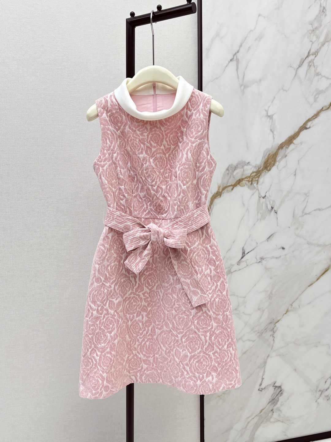 NO:800530,Fashionable design 26Ss————The latest Hepburn-style French rose jacquard sleeveless dress for spring and summer. The neatly waisted and slimming doll-neck A-line skirt takes into account the sense of age reduction and sophistication. The full-print embossed jacquard texture fabric has a high-end texture and rich visual layers. The belt with the same fabric can be tied into a big bow to add sweetness and make the look more flexible. Proper and pretty girly style. Two colors available for sale smlxl,,skirts,19860909时髦设计 26Ss————春夏最新款赫本风法式玫瑰提花无袖连衣裙 利落收腰显瘦气质娃娃领A字裙摆 兼顾了减龄感和精致感 满印浮雕提花肌理面料质感高级 视觉层次丰富 同面料腰带可系成大蝴蝶结增添甜美感 让造型更灵动 妥妥的娇俏千金少女风 两色现货发售smlxl,,skirts,,Women's clothing