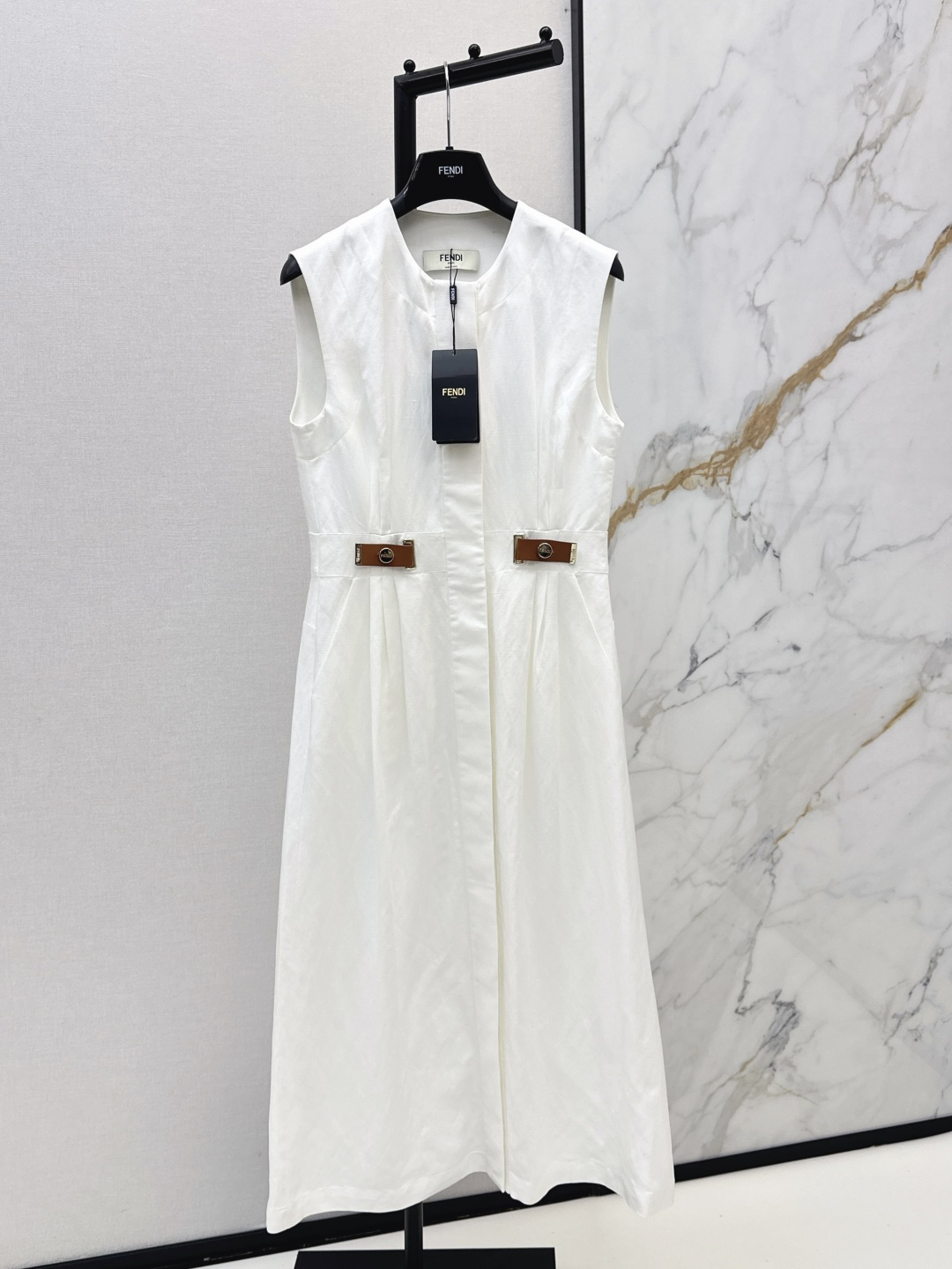 NO:800527,FD 26Ss————The latest spring and summer sleeveless long dress with double-sided leather buckle decoration. It is a must-have one-piece OP dress in summer. It can be produced without cumbersome matching. It can be used for commuting or vacation shopping. The leather buckle decoration on the waist + slim waist tailoring is not flattering and slimming. One color ready for sale sml,,skirts,19860909FD 26Ss————春夏最新款双侧皮扣装饰无袖长款连衣裙 是夏季必备的一件一件式OP裙 无需繁琐搭配就能出片 通勤或者度假逛街皆可 腰部采用的皮扣装饰+修身收腰剪裁 不挑人又显瘦 一色现货发售sml,,skirts,,Women's clothing