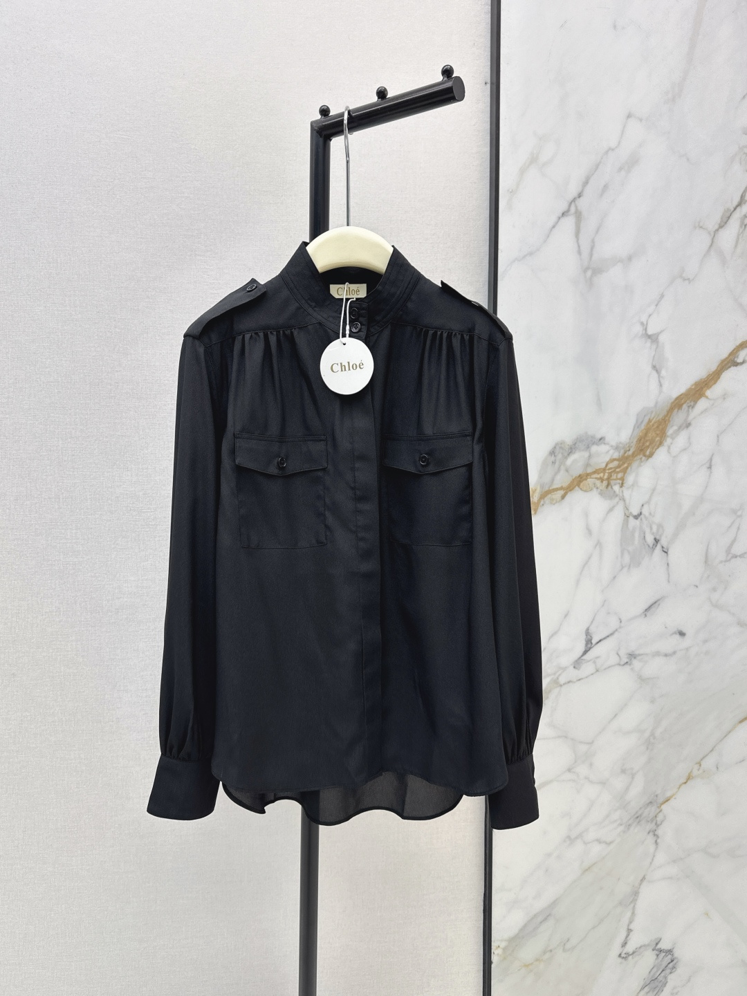 NO:800524,Ch～E 26Ss————The latest spring and summer double-pocket decorated stand-collar shirt rayon blended fabric. It has a light texture and is very comfortable next to the body. It is exquisite and elegant. It has a retro and fashionable temperament. The pleat method on the front continues this year’s latest fashion trend. The indispensable sense of details is a plus. Two colors are available for sale sml,, shirts,19860909Ch～E 26Ss————春夏最新款双口袋装饰立领衬衫人丝混纺面料 轻薄质感贴身很舒服 精致优雅 一股复古又时髦的气质感 前片褶皱做法延续今年最新的流行趋势 不可缺少的细节感很加分 两色现货发售sml,,shirts,,Women's clothing
