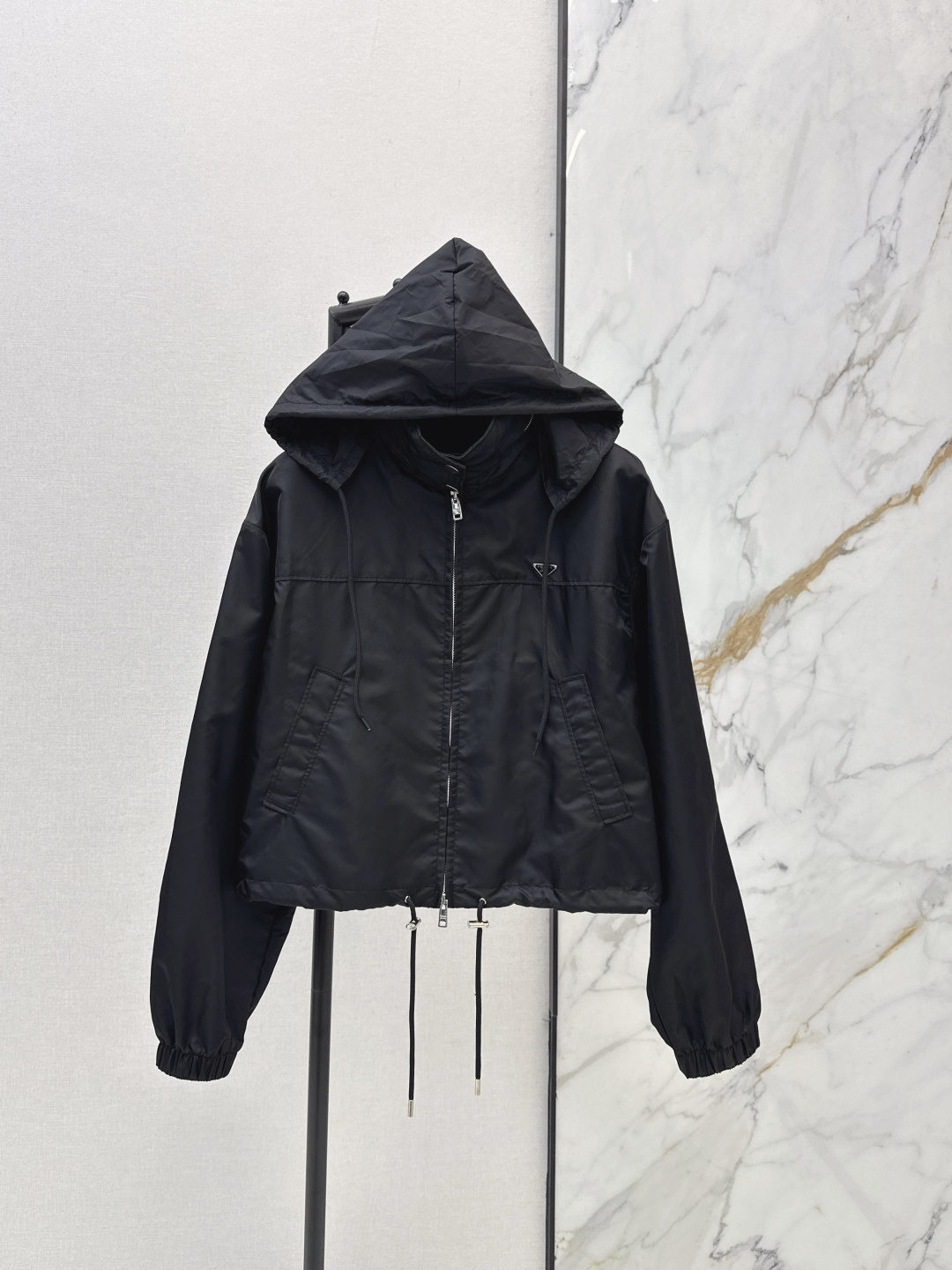 NO:800521,Li Qin's same style PD 26Ss - the latest spring and summer hooded nylon jacket with triangle logo. It is classic and stylish. It has its own aura. The texture of the fabric is very nice. It is fashionable and high-end. The upper body looks white and slim. It has a cool and handsome series. It brings wind when walking. The length is just right. It is easy to control. One color ready for sale sml,, jackets & coats, hats,19860909李沁同款 PD 26Ss————春夏最新款三角标连帽尼龙外套 经典又有型 自带气场 面料质感很奈斯 时髦又高级 上身显白又显瘦 自带酷帅感的系列 走路都带风 长度恰到好处 轻松驾驭 一色现货发售sml,,jackets & coats,hats,,Women's clothing