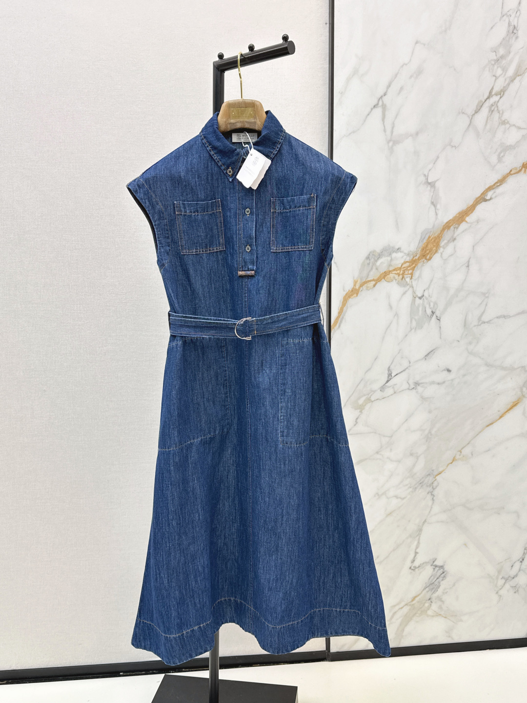 NO:800518,Bc 26Ss————The latest spring and summer Italian minimalist style long denim dress. It can be used for exquisite commuting or fashionable outings. The lapel design modifies the neck. It shows a small face. A super practical denim dress. The length is below the knee. It shows the thinnest ankle part. It is particularly slim. A little expert in hiding the flesh. Paired with a belt to divide the golden proportion figure. One color ready for sale sml,, skirts, gold,19860909Bc 26Ss————春夏最新款意式极简风长款牛仔连衣裙 可精致通勤也可时髦出街 翻领设计修饰颈脖 显脸小 超级实穿的牛仔长裙 长度在膝盖以下 露出最瘦的脚踝部分 特别显瘦 藏肉小能手 搭配腰带分割黄金比例身材 一色现货发售sml,,skirts,gold,,Women's clothing