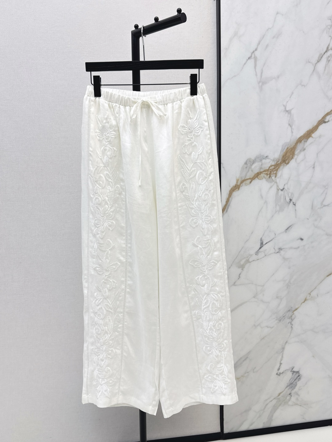 NO:801074,Fashionable design 26Ss————The latest spring and summer linen heavy embroidered wide-leg pants overall present a French resort style that is lazy and relaxed and full of exquisite details. The high-waisted elastic waist wide-leg pants can modify the waist and abdomen lines and provide a non-restrictive feeling when worn. The trouser legs are naturally drooping straight wide-leg lines. It has an elegant and relaxed feeling when walking. It is made of natural linen fabric with a unique texture of linen. It feels dry and has good drape and breathability.  The upper body is refreshing and not sweaty. It is very suitable for spring and summer wear. One color ready for sale smlxl,,19860909时髦设计 26Ss————春夏最新款亚麻重工刺绣阔腿裤整体呈现出慵懒松弛又充满精致细节的法式度假风 高腰松紧腰阔腿裤型能修饰腰腹线条 穿着无束缚感 裤腿呈自然垂坠的直筒阔腿线条 走路时自带飘逸的松弛感 采用天然亚麻面料 带有亚麻特有的肌理感 触感干爽自带良好的垂坠感与透气性 上身清爽不闷汗 非常适合春夏穿 一色现货发售smlxl,,,Women's clothing