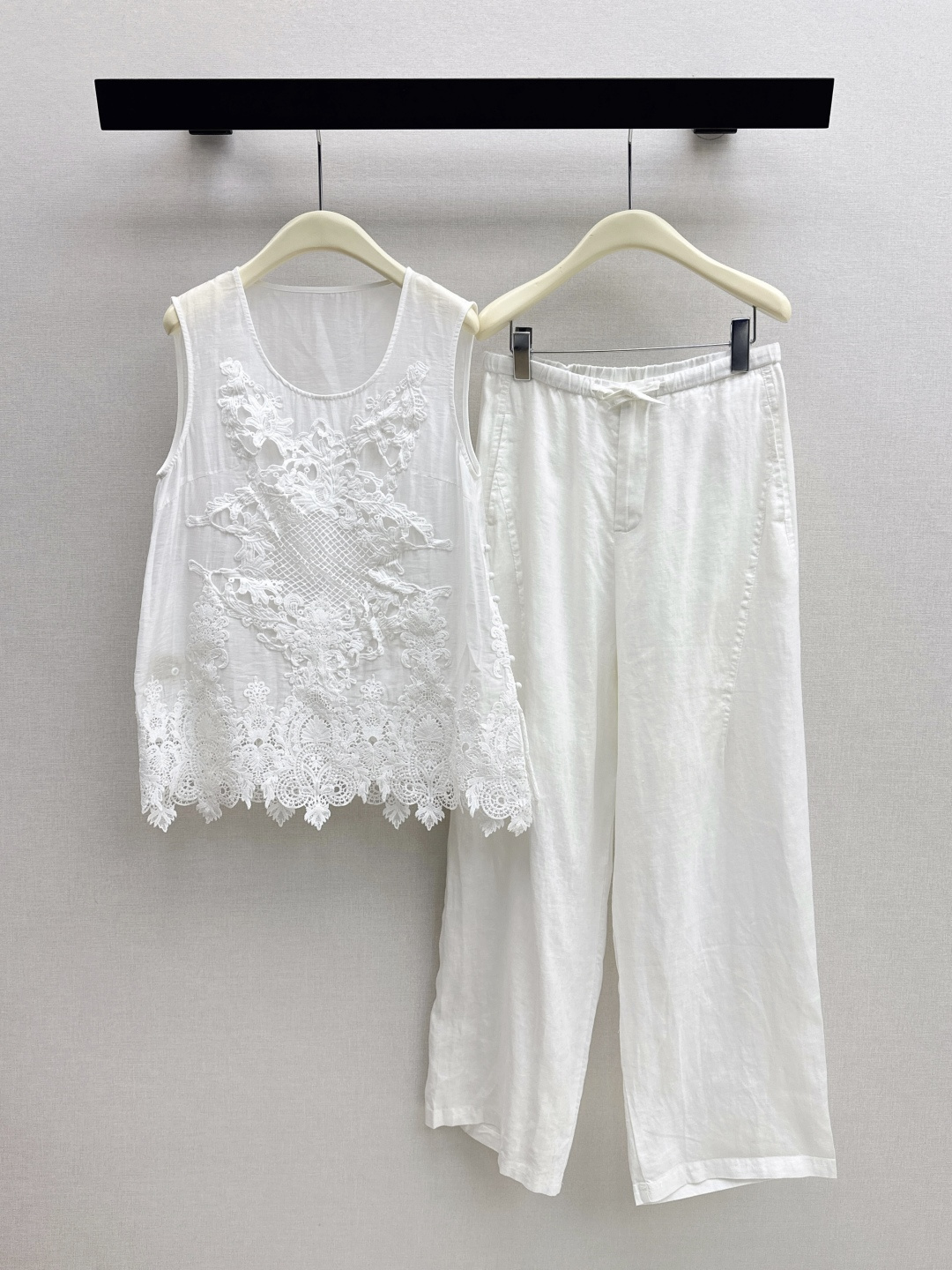 NO:801071,Fashionable design 26Ss————The latest heavy-duty lace embroidered ramie sleeveless top for spring and summer. The heavy-duty lace ramie fabric has a French romantic feel. It is an atmospheric artifact for layering in spring and summer. It has a loose and slightly A-line silhouette. The length is mid-length and just covers the crotch. It is very relaxed when worn alone or layered. The French retro lace decoration has a gentle girlish feeling and a little oriental elegance. It can be salty or sweet.  One color spot sale sml,,19860909时髦设计 26Ss————春夏最新款重工蕾丝刺绣苎麻无袖上衣法式浪漫感的重工蕾丝苎麻面料 是春夏叠穿的氛围感神器 宽松微A字廓形 衣长偏中长款刚好盖住胯部单穿或叠穿都很有松弛感 法式复古蕾丝装饰既有温柔的少女感 又自带一点东方雅致的韵味 可盐可甜 一色现货发售sml,,,Women's clothing