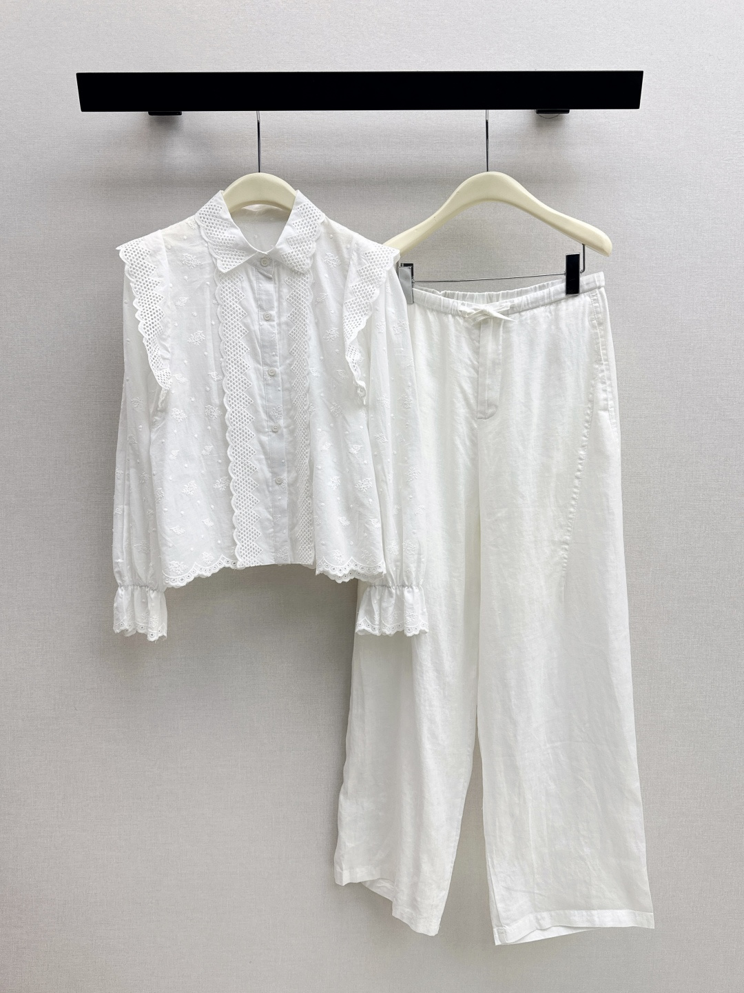 NO:801068,Fashionable design 26Ss - the latest white lace embroidered shirt for spring and summer. It is based on pure white and is superimposed with exquisite lace and embroidery crafts. It has a light and transparent atmosphere. It is suitable for daily commuting and can also be used as a sweet outfit for dates and outings. The texture is light and soft with a slight sense of transparency. It is suitable for spring and summer. One color ready for sale smlxl,, shirts,19860909时髦设计 26Ss————春夏最新款白色蕾丝刺绣衬衫 以纯净白色为基底 叠加精致的蕾丝与刺绣工艺 自带轻盈通透的氛围感 既适合日常通勤 也能作为约会 出游的甜美穿搭单 质地轻薄柔软 带有微微的透明感 适合春夏季节穿 一色现货发售smlxl,,shirts,,Women's clothing