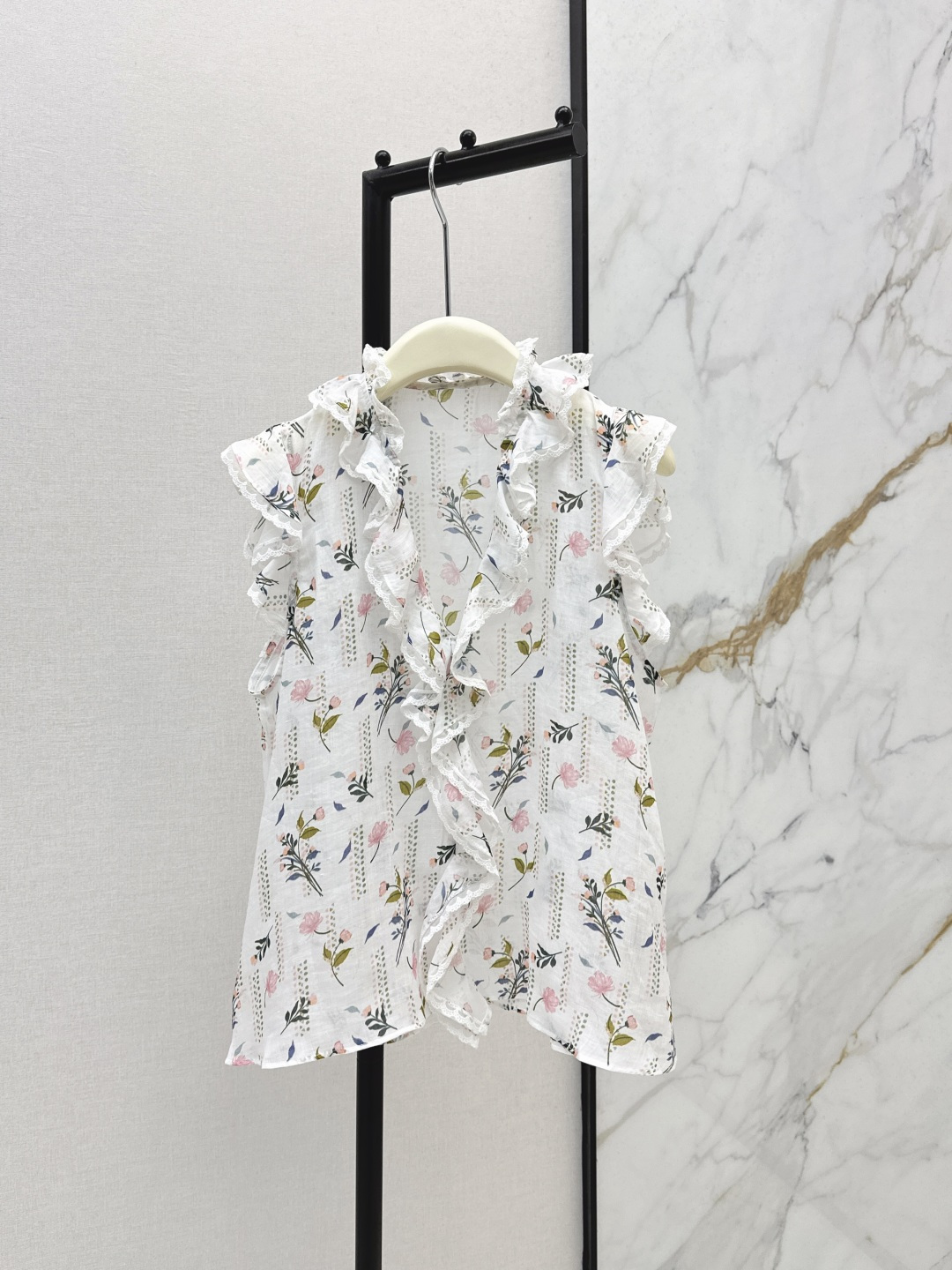 NO:801065,Fashionable design 26Ss————The latest French floral Tencel cotton small flying sleeve shirt for spring and summer. A summer item that perfectly combines French romance and gentle girlishness. The overall design is fresh and smart. The details are full of exquisite thoughts. It is made of light and breathable ramie fabric with natural texture. It drape softly without losing muscles. The upper body is light and elegant. It has a slightly hazy feeling. It is breathable and not sweaty when worn in summer. It has a cooling effect.  One color ready for sale smlxl, shirts,19860909时髦设计 26Ss————春夏最新款法式碎花天丝棉小飞袖衬衫 法式浪漫与温柔少女感完美融合的夏日单品 整体设计清新灵动 细节里全是精致的小心思 采用轻薄透气苎麻面料 自带天然肌理感 垂坠柔和又不失筋骨 上身轻盈飘逸 自带微透朦胧感 夏季穿着透气不闷汗 自带降温效果 一色现货发售smlxl,,shirts,,Women's clothing