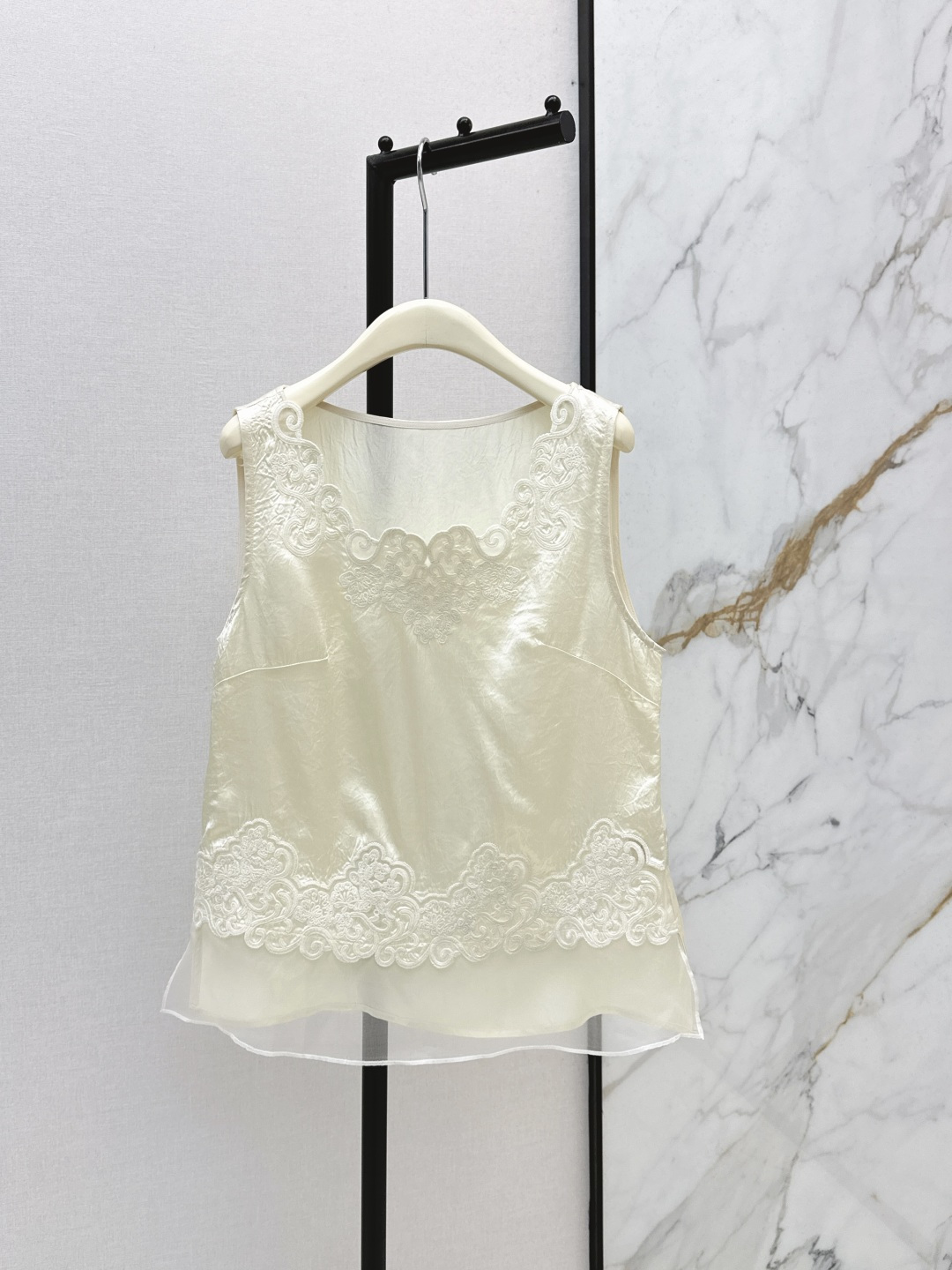 NO:801085,Fashionable design 26Ss————The latest French heavy embroidered satin sleeveless top for spring and summer comes in beige color with a gentle and noble feel. It uses satin texture + heavy lace embroidery as the core highlights. It perfectly integrates elegant retro and exquisite details. It is an inner and outer wear item with both practicality and atmosphere. Straight and slightly loose sleeveless tailoring. One color ready for sale smlxl,,19860909时髦设计 26Ss————春夏最新款法式重工刺绣缎面无袖上衣自带温柔贵气感的米杏色 以缎面质感+重工蕾丝刺绣为核心亮点 将优雅复古与精致细节完美融合 是兼具实穿性与氛围感的内搭外穿单品 直筒微宽松的无袖剪裁 一色现货发售smlxl,,,Women's clothing