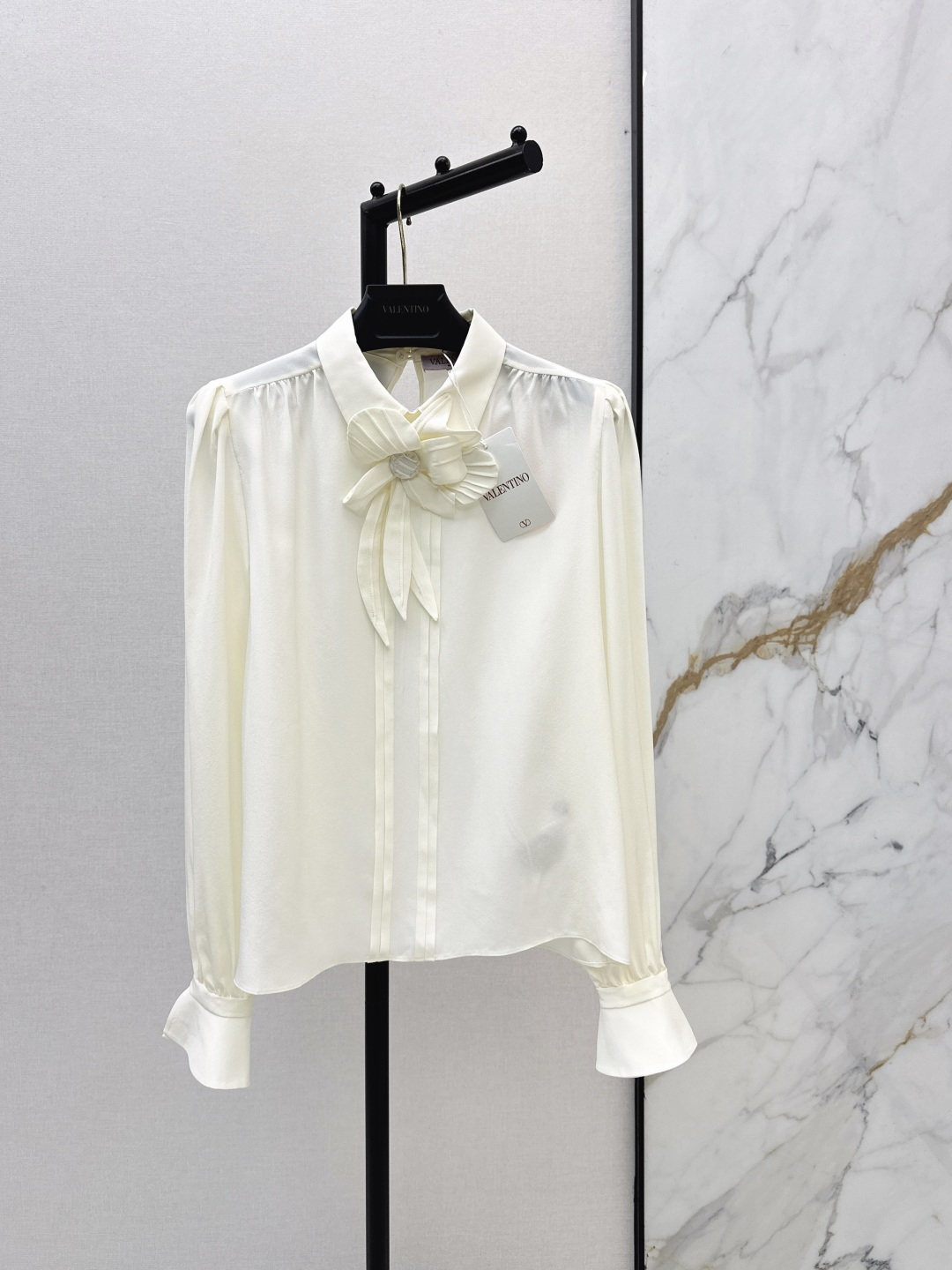 NO:801076,VLTN 26Ss————The latest spring and summer soft style three-dimensional flower-decorated stand-collar silk shirt. The bell sleeves are full of retro feeling. The loose micro-profile design is friendly to all body shapes. The upper body is slim and not flattering. The three-dimensional hand-made petals on the neckline are layered. It has a smart and fairy spirit. The apricot tone is gentle and white. An atmospheric item for French commuting and date wear. One color ready for sale sml,, shirts, real silk,19860909VLTN 26Ss————春夏最新款温柔风立体花朵装饰立领真丝衬衫 喇叭袖复古感拉满 宽松微廓形设计对各种身形又很友好 版型上身显瘦不挑身材 领口立体手工感花瓣层次分明 自带灵动仙气 奶杏色调温柔显白 法式通勤约会穿搭的氛围感单品 一色现货发售sml,,shirts,real silk,,Women's clothing
