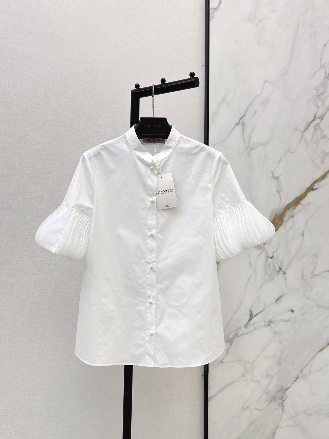 NO:801073,VLTN 26Ss————The latest spring and summer stand-up single-breasted white shirt with a combination of new Chinese and French styles. The pleated lantern sleeve design of the mid-sleeves is the soul of the whole shirt. The sleeves are made with dense accordion pleat technology, which is retro and smart. The high-count and high-density pure cotton fabric has an excellent drape and is not easy to wrinkle. The upper body is stiff and stylish. It is comfortable and not sweaty to wear in spring and summer. It has the gentle temperament of the new Chinese style to get rid of the monotony of the basic white shirt. One color ready for sale sml,, shirts,19860909VLTN 26Ss———春夏最新款新中式法式结合的立领单排扣白色衬衫 中袖百褶灯笼袖设计是整件衬衫的灵魂 袖身做了密集的风琴褶工艺复古又灵动 高支高密纯棉面料垂坠感极佳不易皱上身挺括有型 春夏穿着舒适不闷汗 自带新中式的温婉气质 让基础白衬衫摆脱单调 一色现货发售sml,,shirts,,Women's clothing