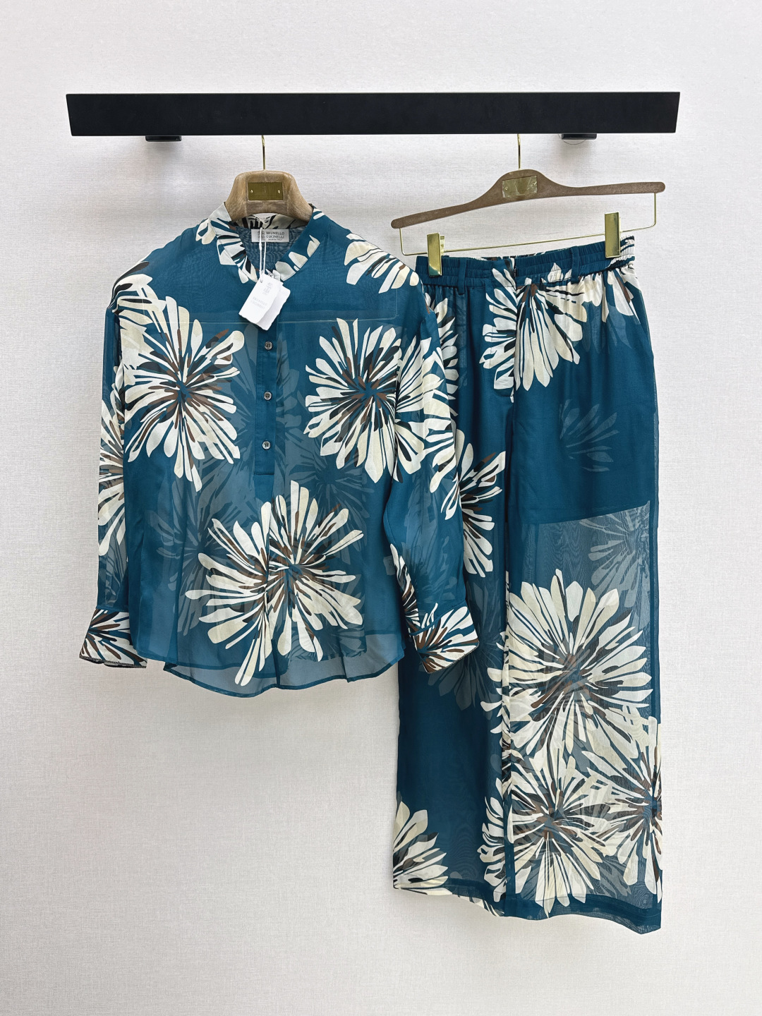 NO:801070,Shirts and trousers Bc 26Ss——Early spring latest printed silk suit shirt + elastic waist straight pants 100% silk fabric Penetrating printing Retro and fashionable Low-key temperament and luxurious high-end Versatile style Customized technical fabrics The quality of workmanship depends on the details White and rich beauty is a must-have Developed in one color Ready for sale sml,, shirts, real silk,19860909衬衣长裤Bc 26Ss————早春最新款印花真丝套装衬衫+松紧腰直筒裤 百分百真丝面料 渗透印花 复古时髦 低调气质又奢华高级 版型百搭不挑人 定制科技面料 做工品质看细节 白富美必入 一色分开发 现货发售sml,,shirts,real silk,,Women's clothing